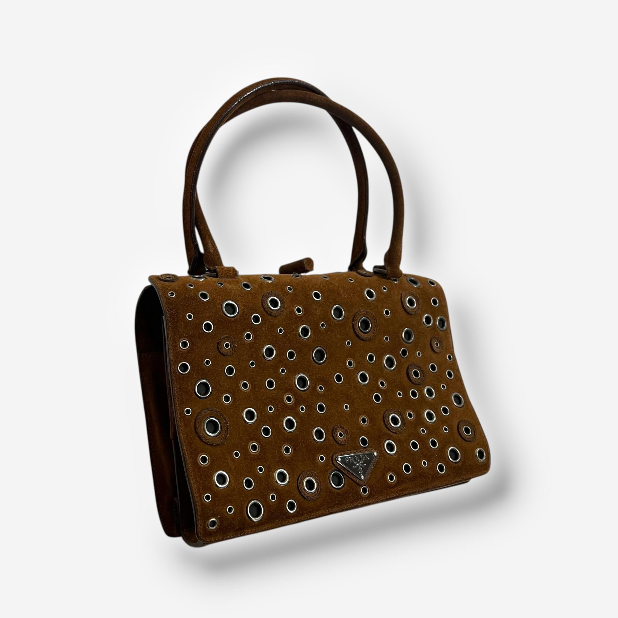 Bolso con marco de ojetes de ante marrón de los años 90 de Prada Negro en venta
