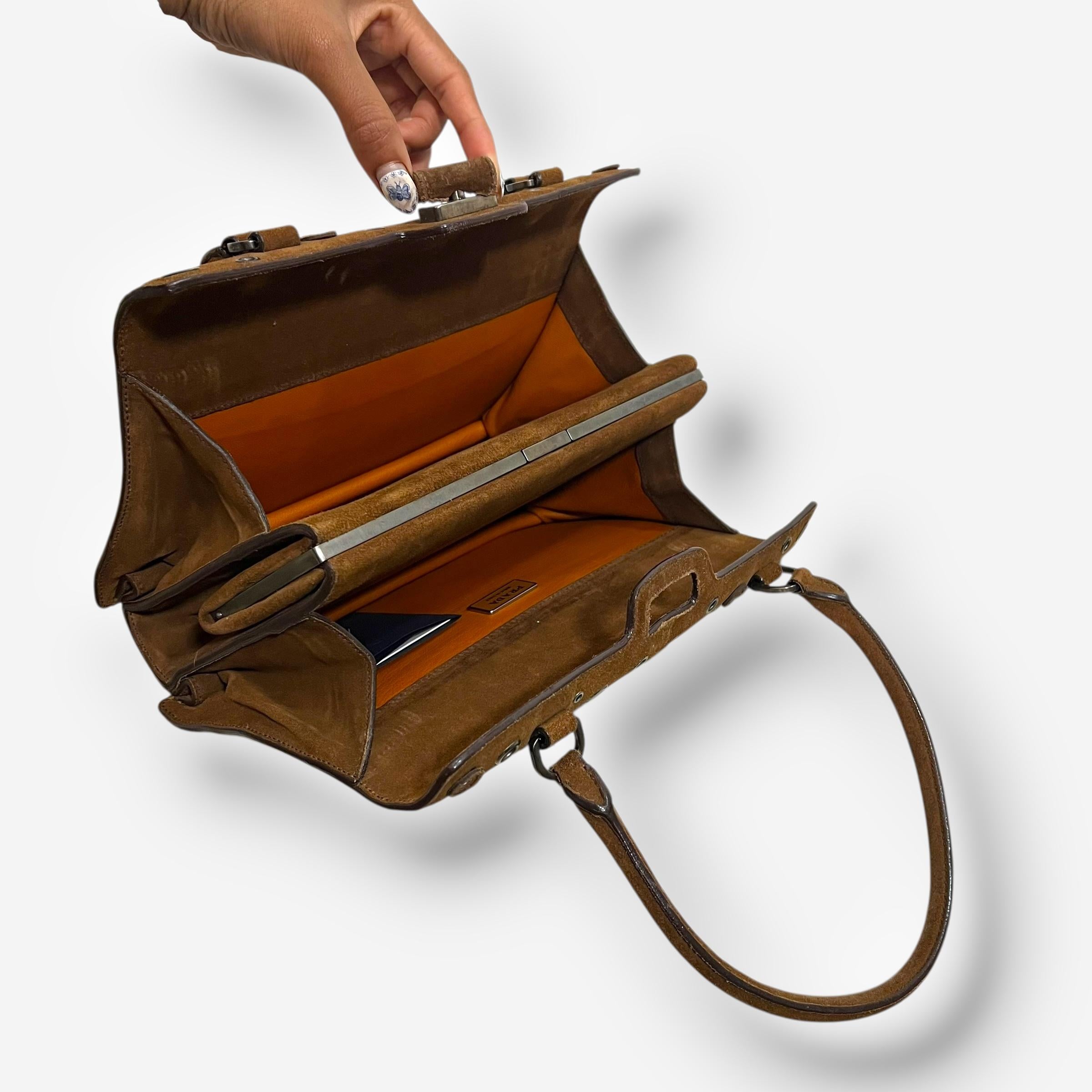 Bolso con marco de ojetes de ante marrón de los años 90 de Prada en venta 2