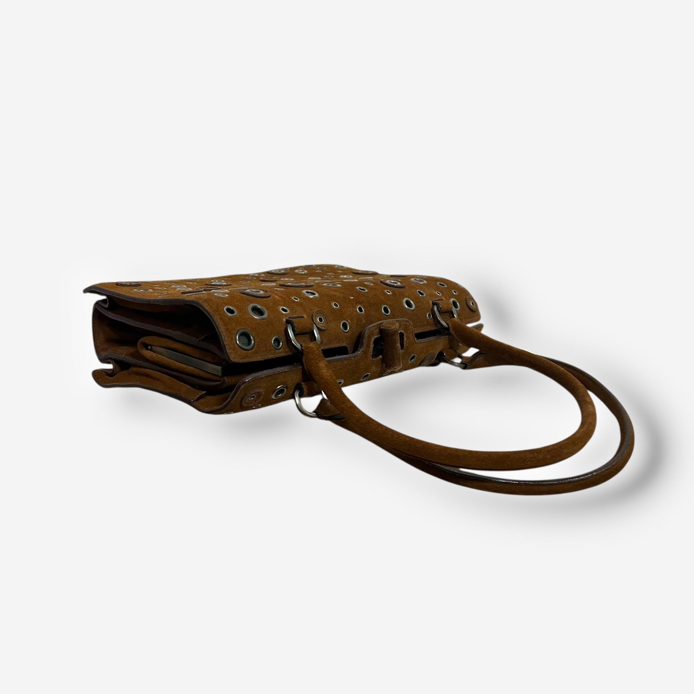 Bolso con marco de ojetes de ante marrón de los años 90 de Prada en venta 4