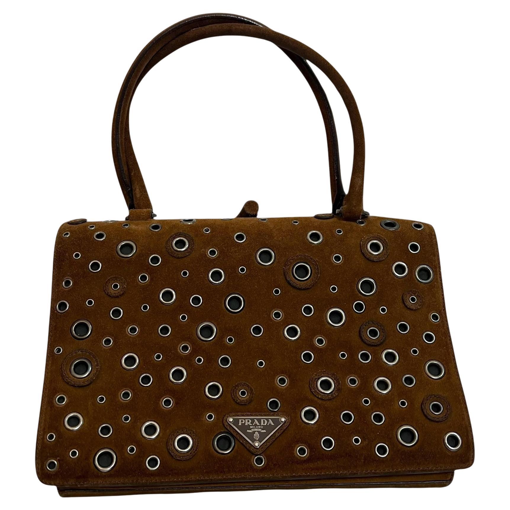 Bolso con marco de ojetes de ante marrón de los años 90 de Prada en venta