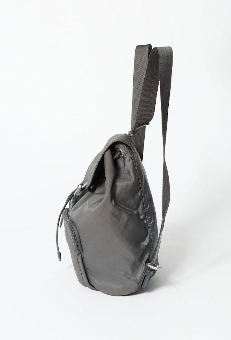 Prada 90s Grey Nylon Backpack Bag In Good Condition For Sale In Paris, FR