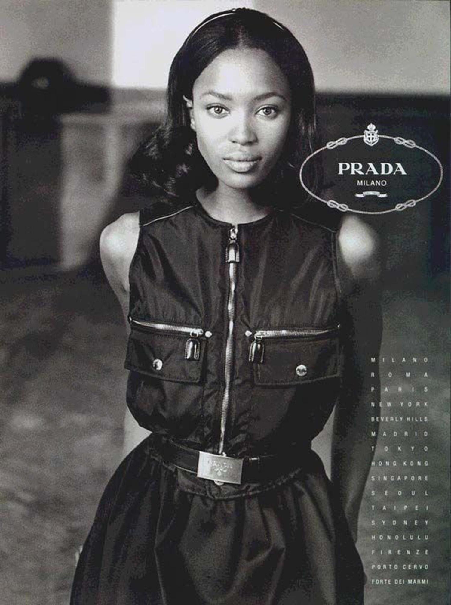 Questo raro gilet vintage di Prada degli anni '90 rappresenta l'approccio innovativo del marchio alla moda di lusso. Realizzato in nylon nero, un materiale tipico di Prada, questo gilet combina funzionalità e design di alto livello.

La silhouette