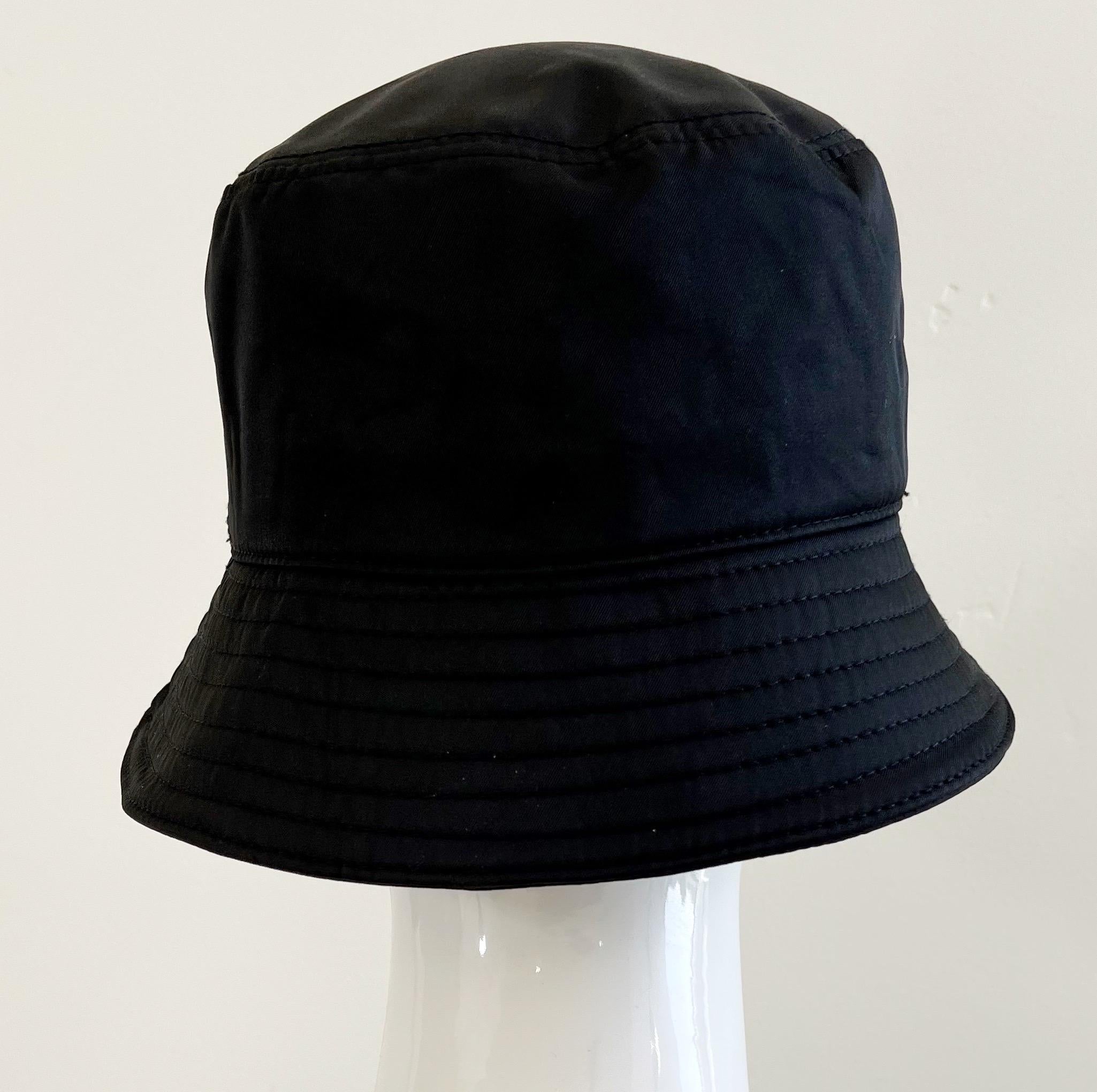 Prada 90s Style Black Nylon Unisex Logo Vintage Y2K Bucket Hat Size Medium In Excellent Condition In San Diego, CA