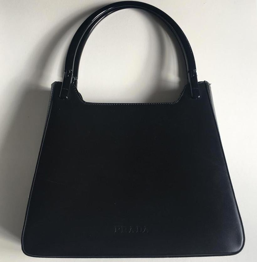 Tag: PRADA

Size

Length with handle: 18.11 inches / 46 cm

Width: 11 inches to 12.59 inches - 28cm to 32cm

Inside pocket

Good vintage condition

There are some scratches on the handle, a little on the leather but the condition is really