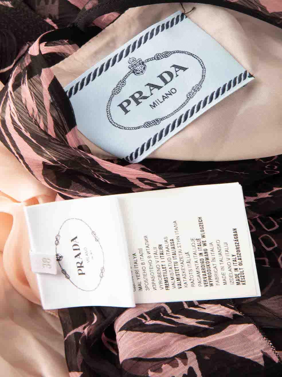 vestido caoba con estampado abstracto