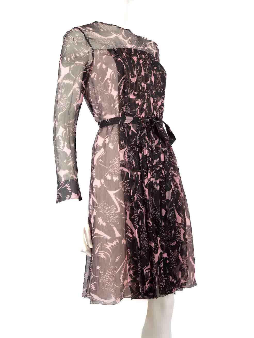 Prada Vestido abstracto de seda con cinturón hasta la rodilla Talla XS en Excelente estado para la venta en London, GB