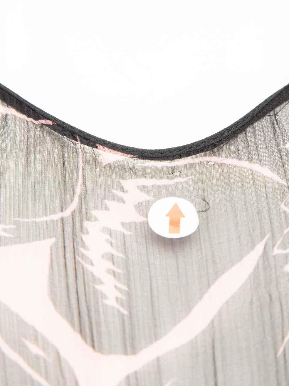 Prada Vestido abstracto de seda con cinturón hasta la rodilla Talla XS en venta 1