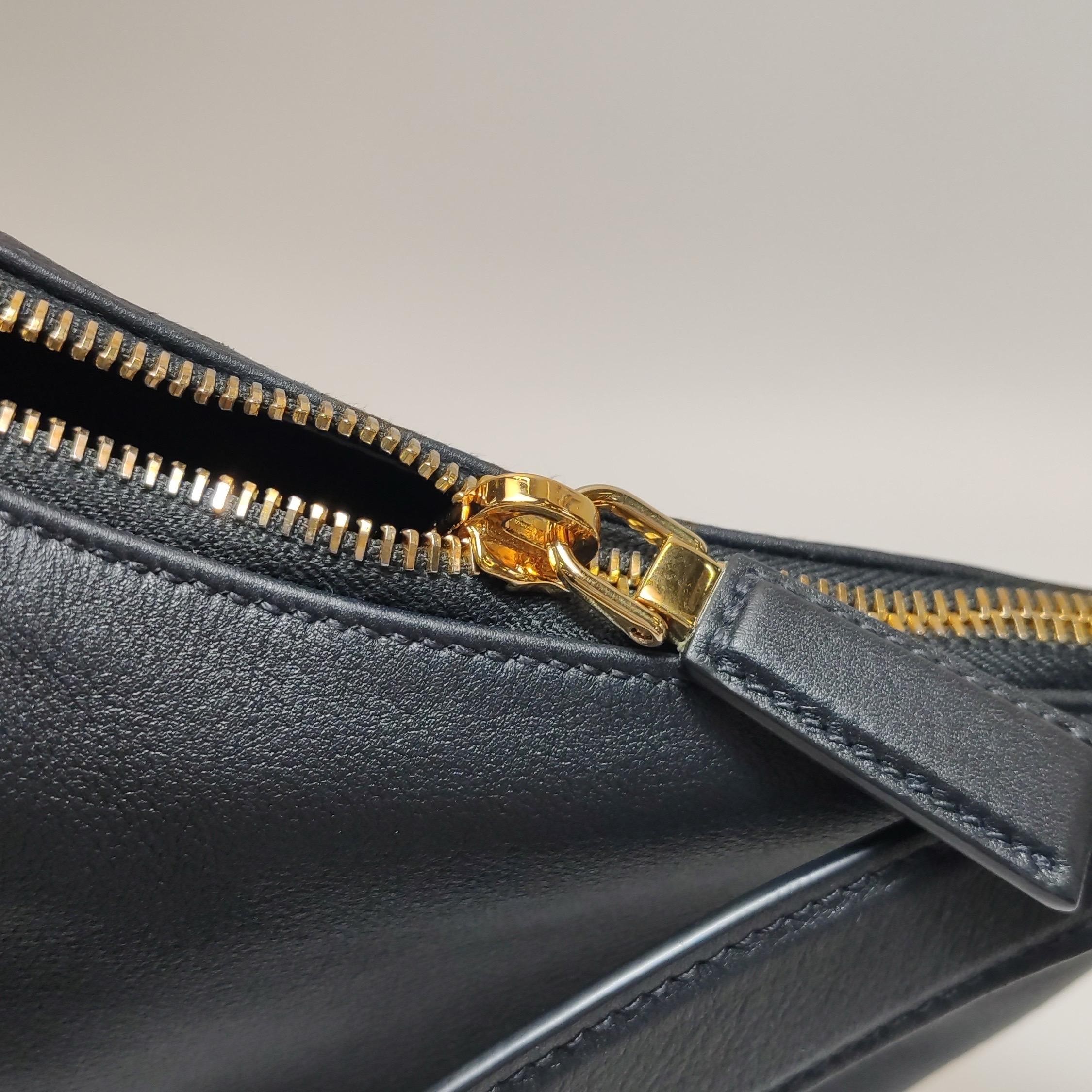 Prada Aimée - Borsa a spalla grande in pelle di vitello nera in vendita 8