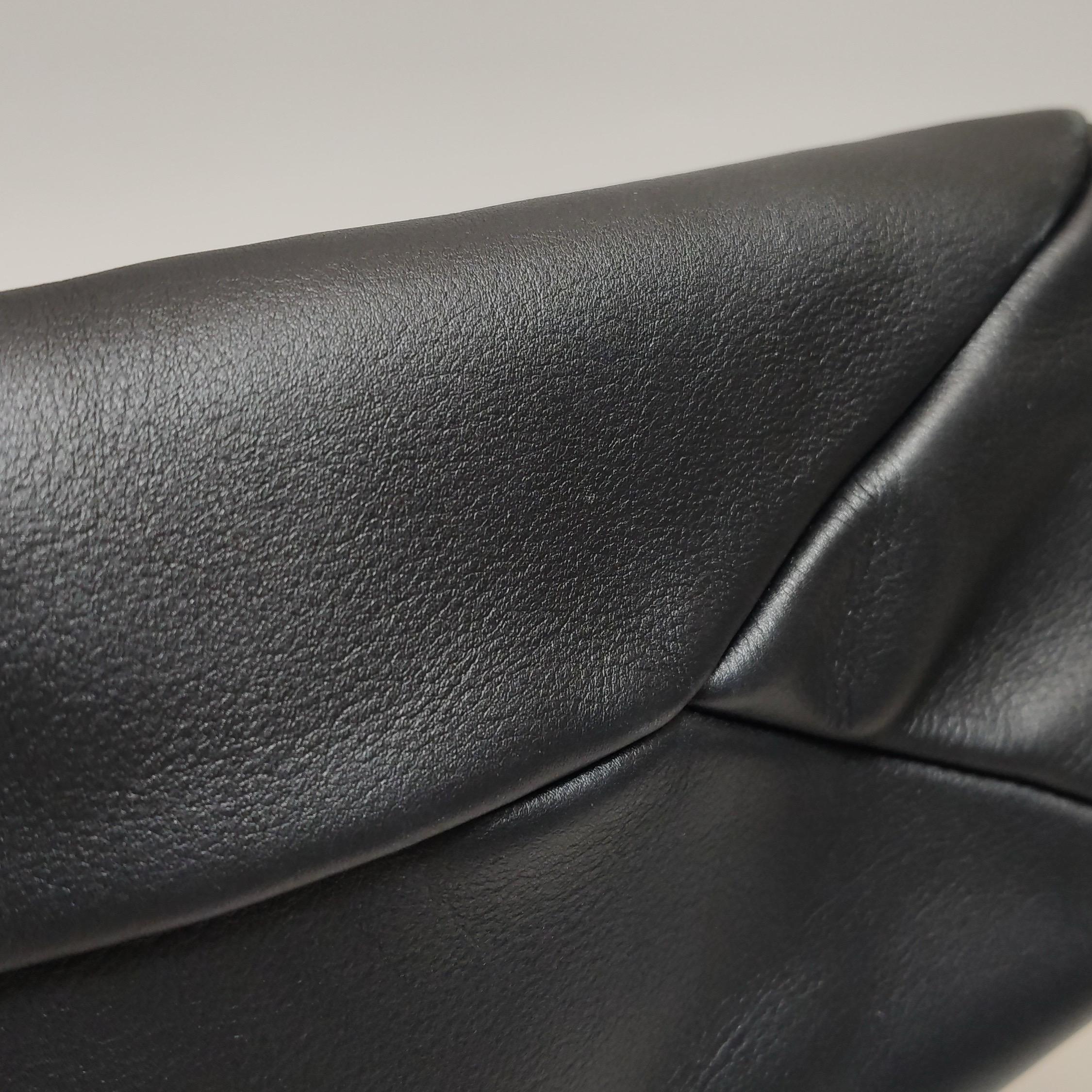 Prada Aimée - Borsa a spalla grande in pelle di vitello nera in vendita 11