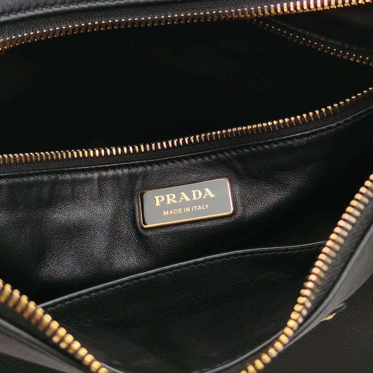 Prada Aimée - Borsa a spalla grande in pelle di vitello nera in vendita 12