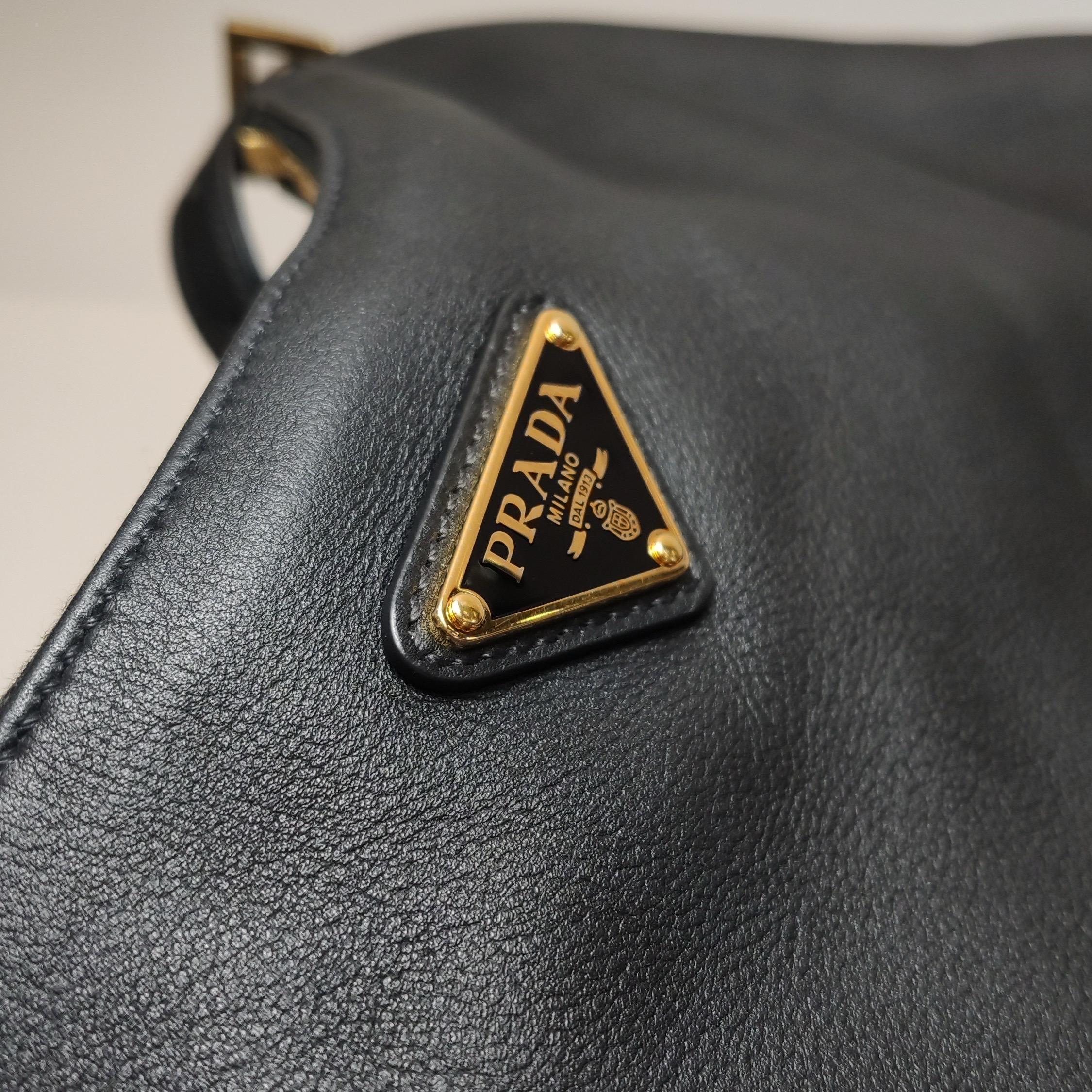 Prada Aimée - Borsa a spalla grande in pelle di vitello nera in vendita 13