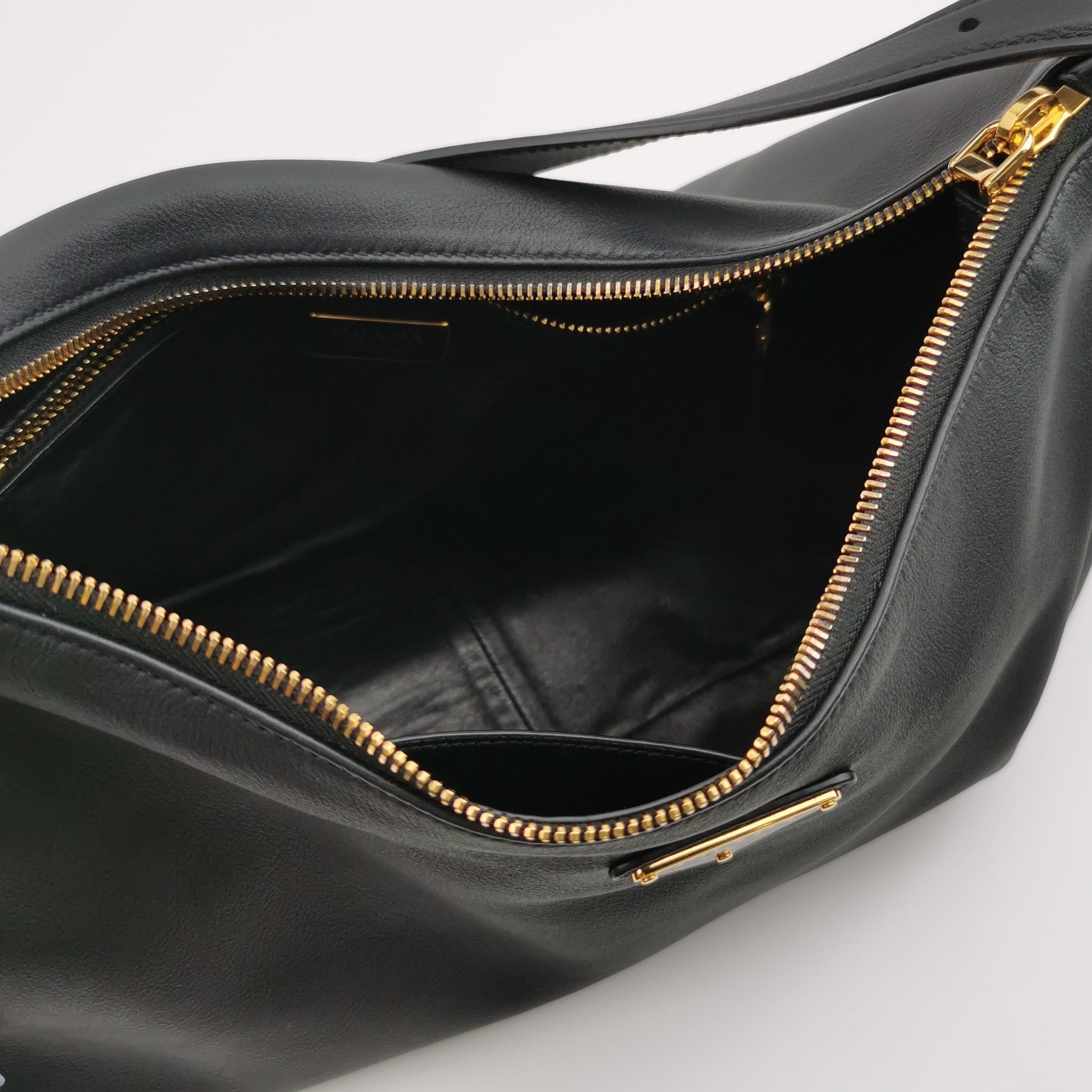 Prada Aimée - Borsa a spalla grande in pelle di vitello nera in vendita 2