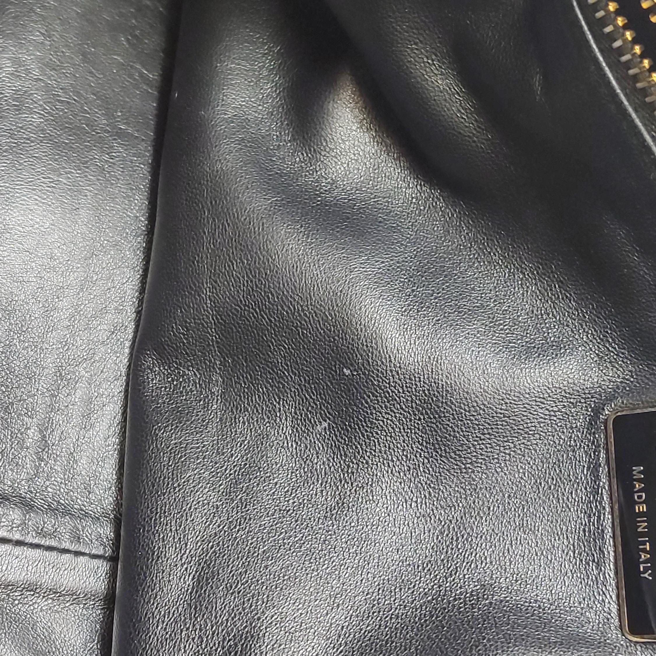 Prada Aimée - Borsa a spalla grande in pelle di vitello nera in vendita 4