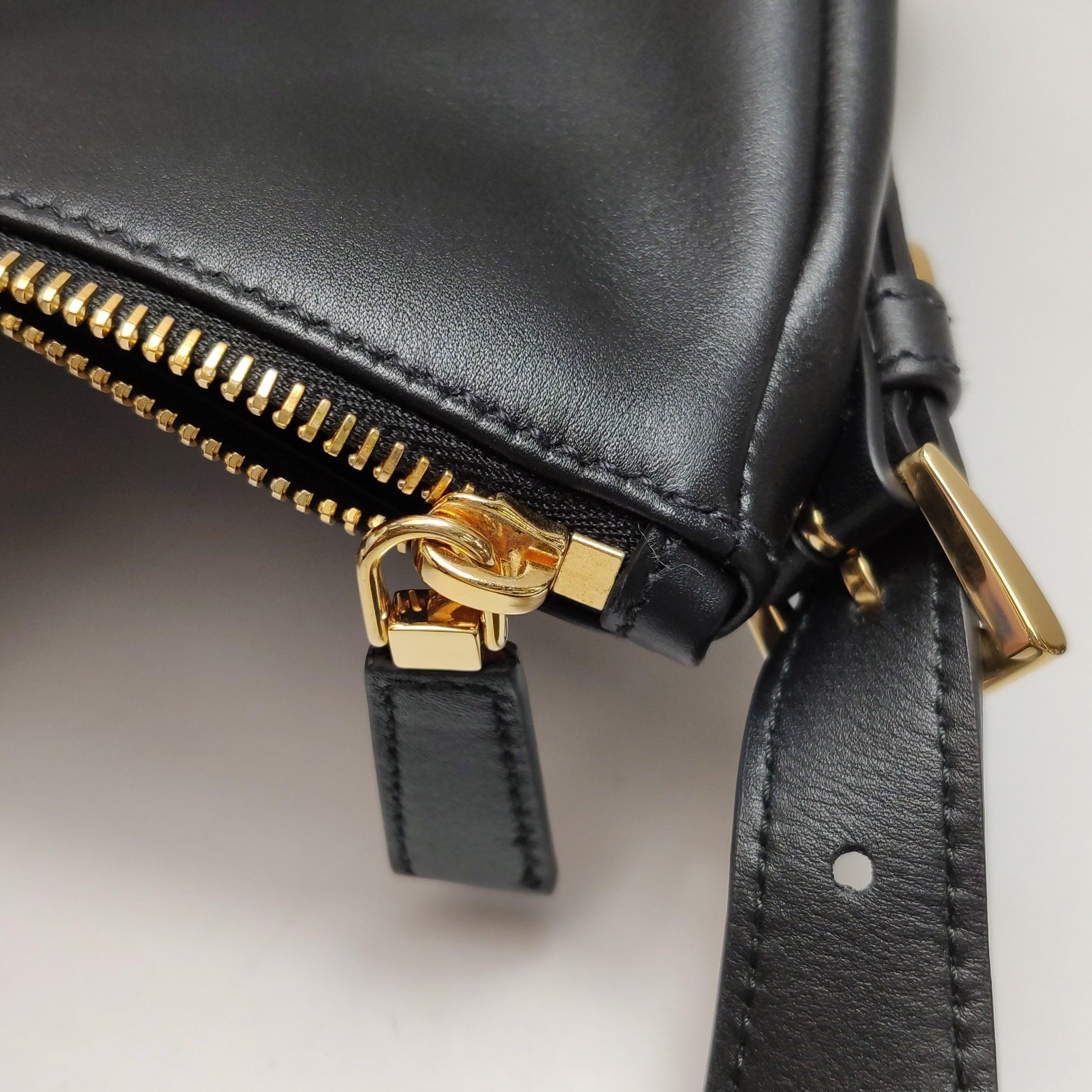 Prada Aimée Borsa a tracolla media in pelle di vitello nera in vendita 7