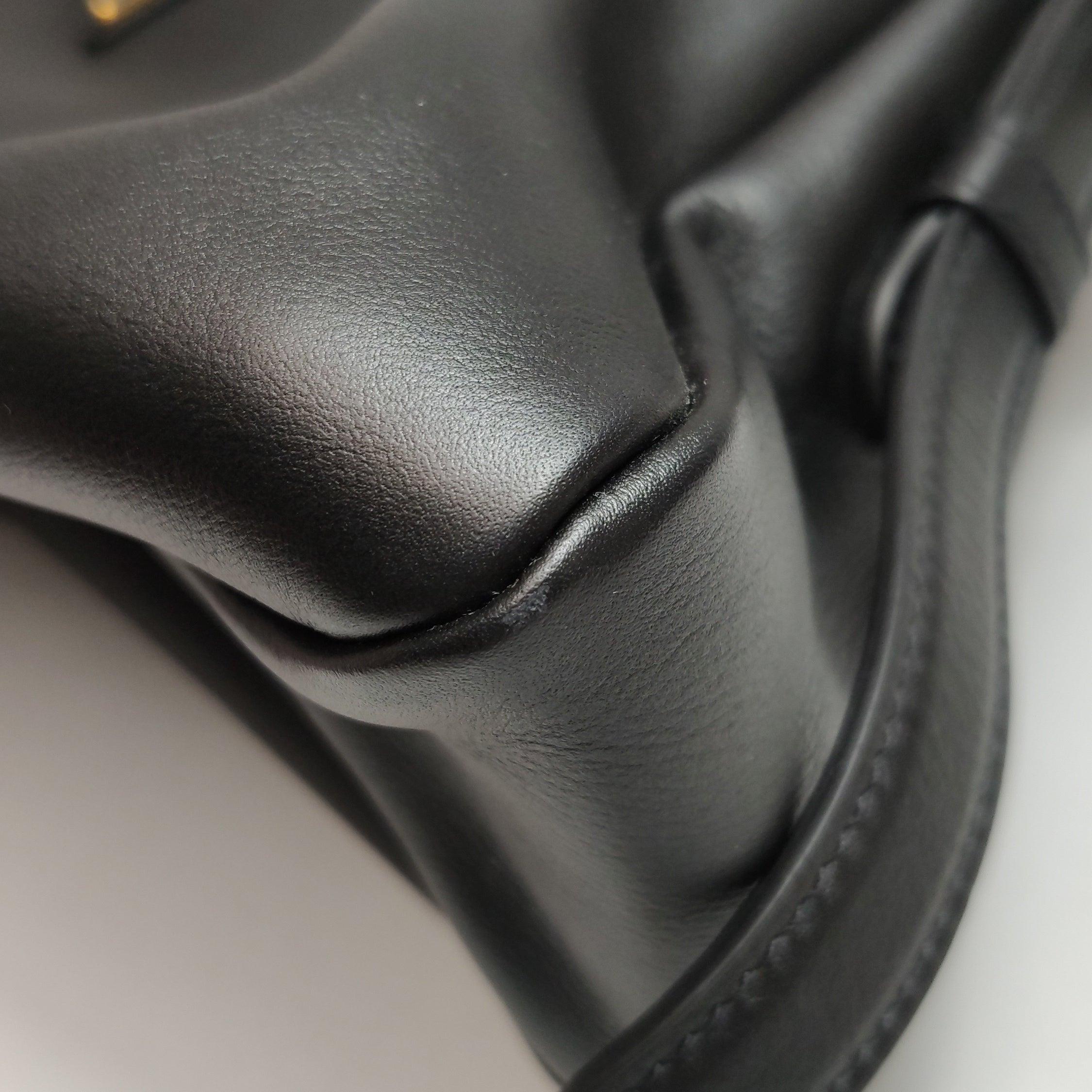 Prada Aimée Borsa a tracolla media in pelle di vitello nera in vendita 8