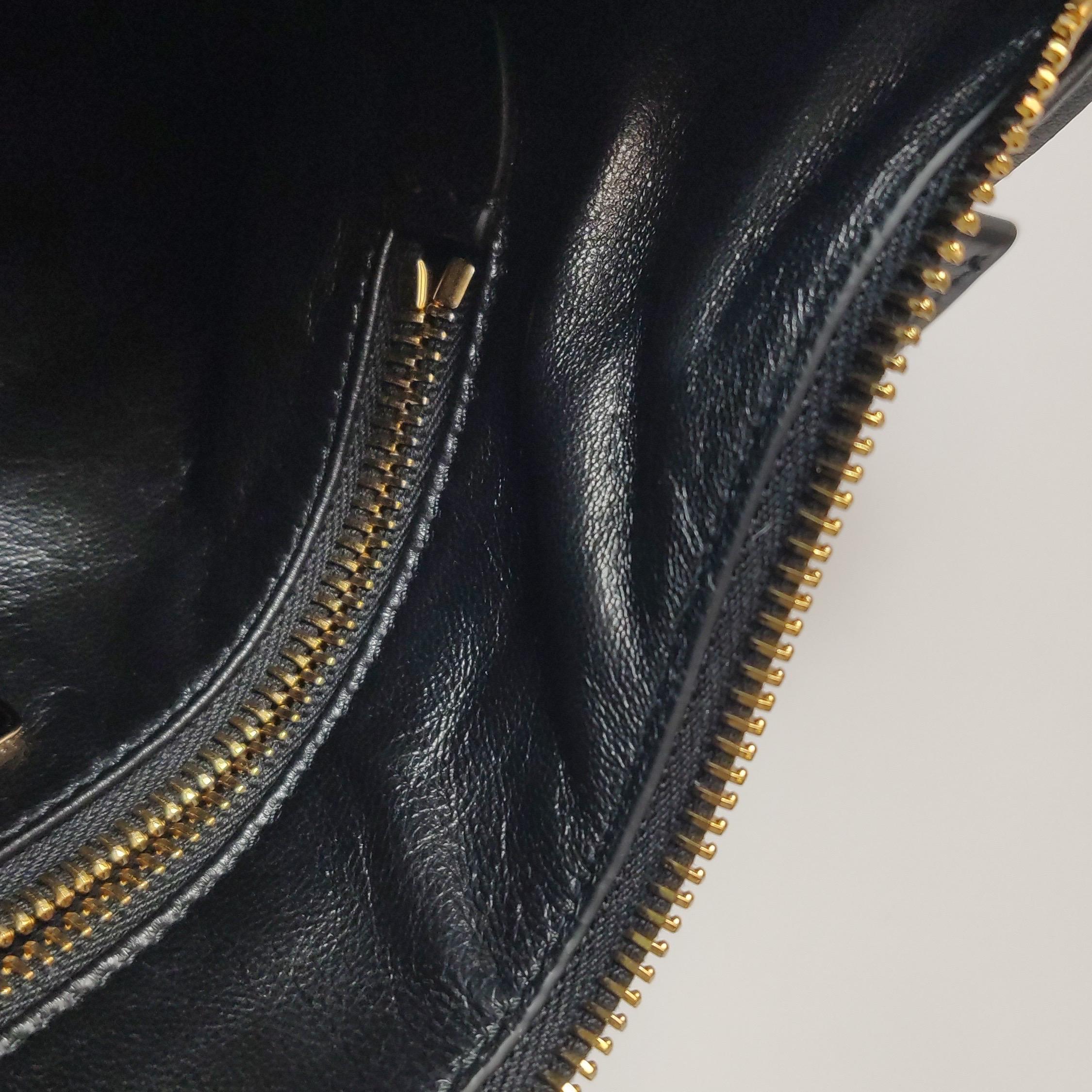 Prada Aimée Borsa a tracolla media in pelle di vitello nera in vendita 13