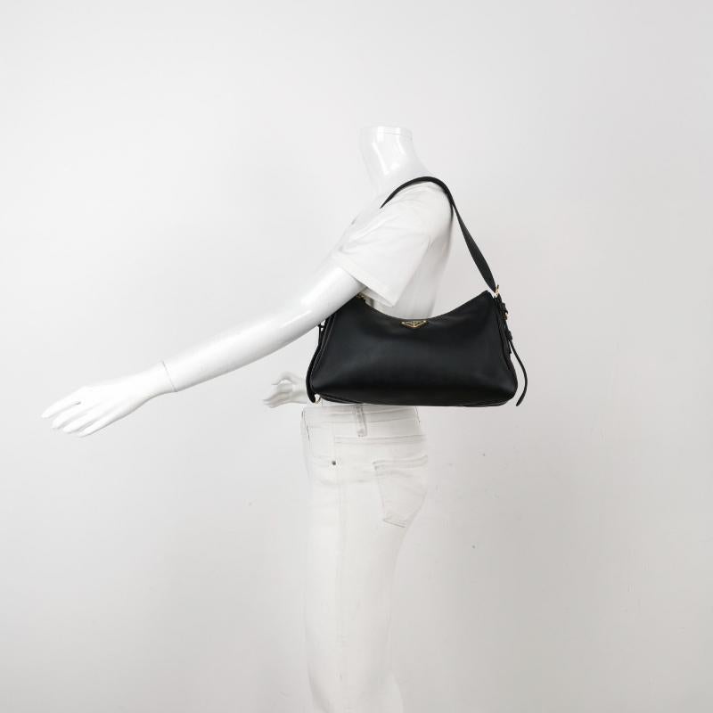 Prada Aimée Borsa a tracolla media in pelle di vitello nera
Queste sono foto professionali della borsa offerta da Luxbags.
Realizzata in pelle di vitello nera di alta qualità con finiture in argento, la borsa a tracolla Prada Arqu√© vanta una forma