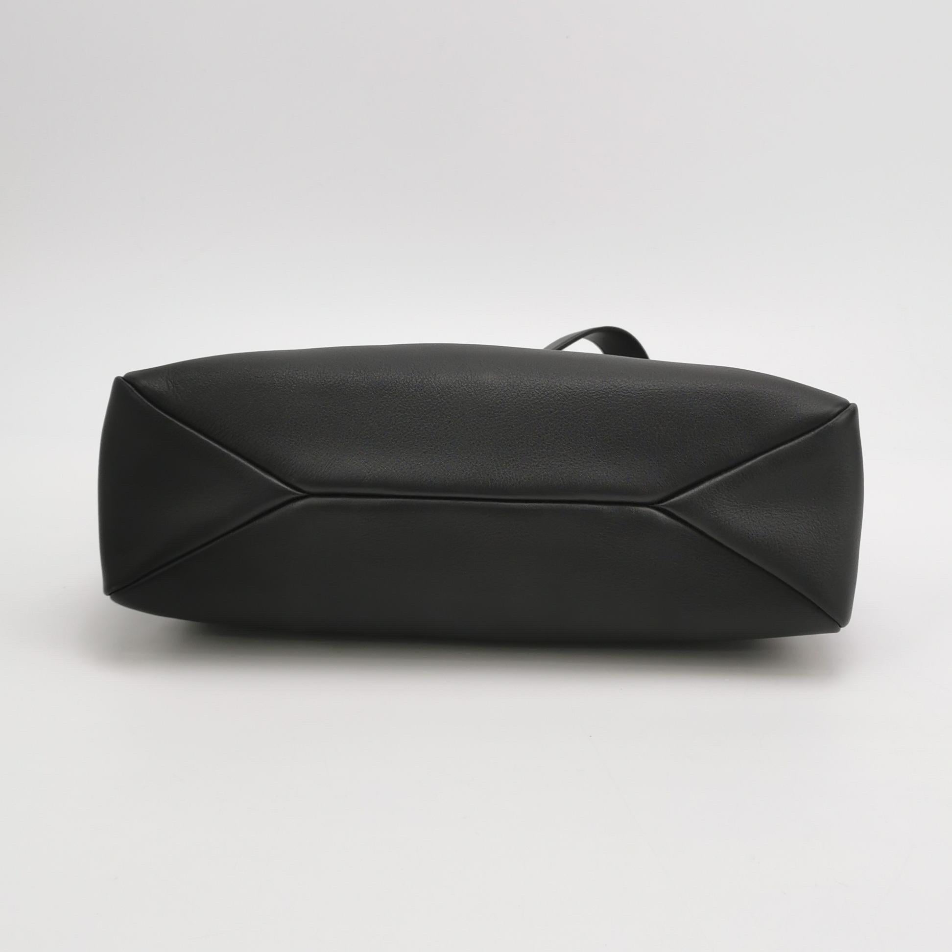 Prada Aimée Borsa a tracolla media in pelle di vitello nera In condizioni ottime in vendita a AUBERVILLIERS, FR