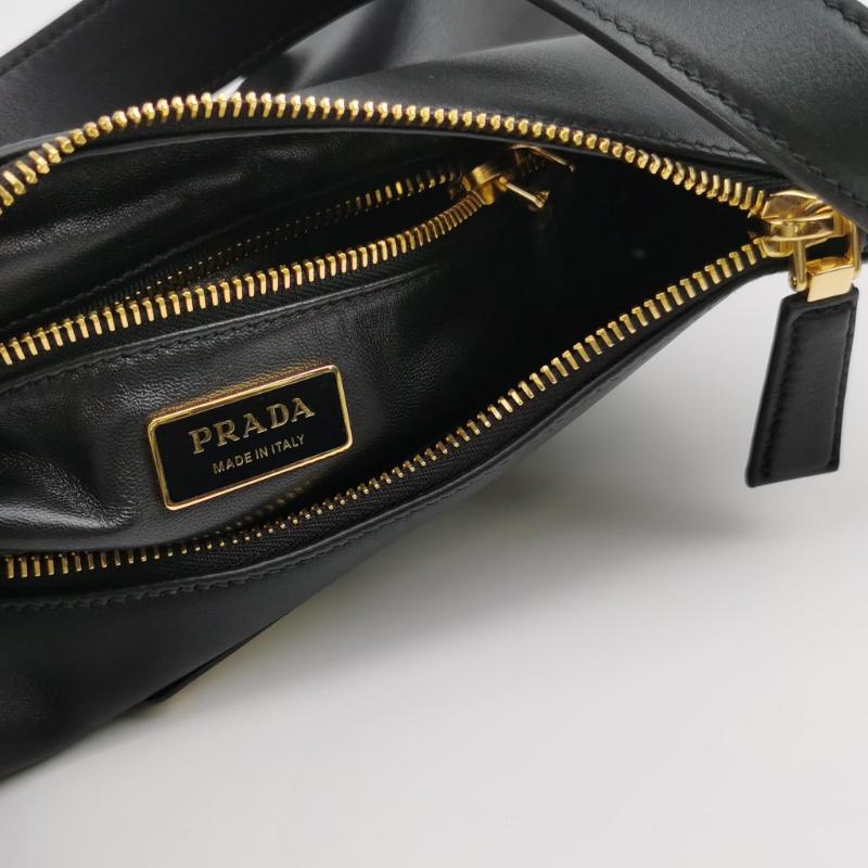 Prada Aimée Borsa a tracolla media in pelle di vitello nera in vendita 1