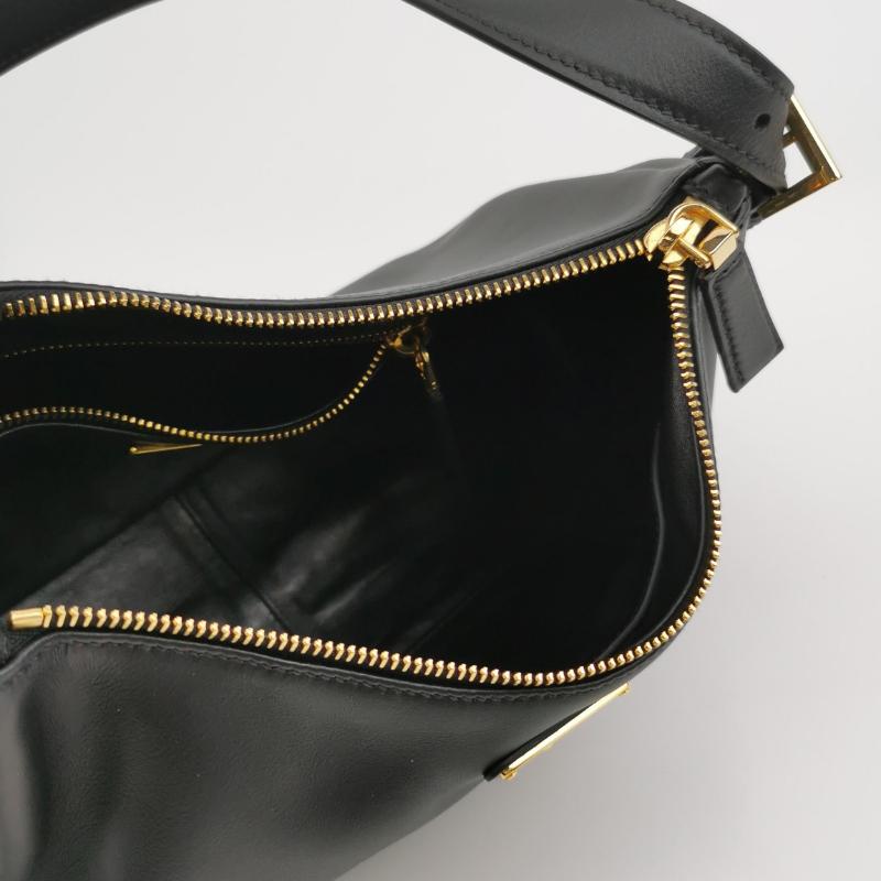 Prada Aimée Borsa a tracolla media in pelle di vitello nera in vendita 2