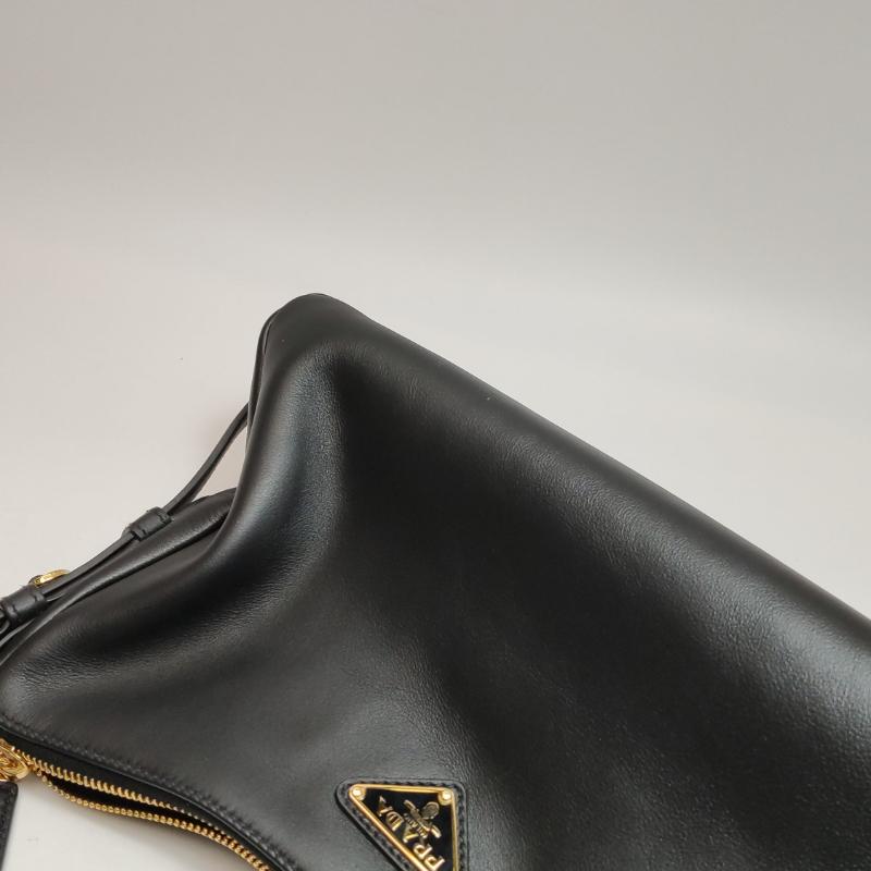 Prada Aimée Borsa a tracolla media in pelle di vitello nera in vendita 4