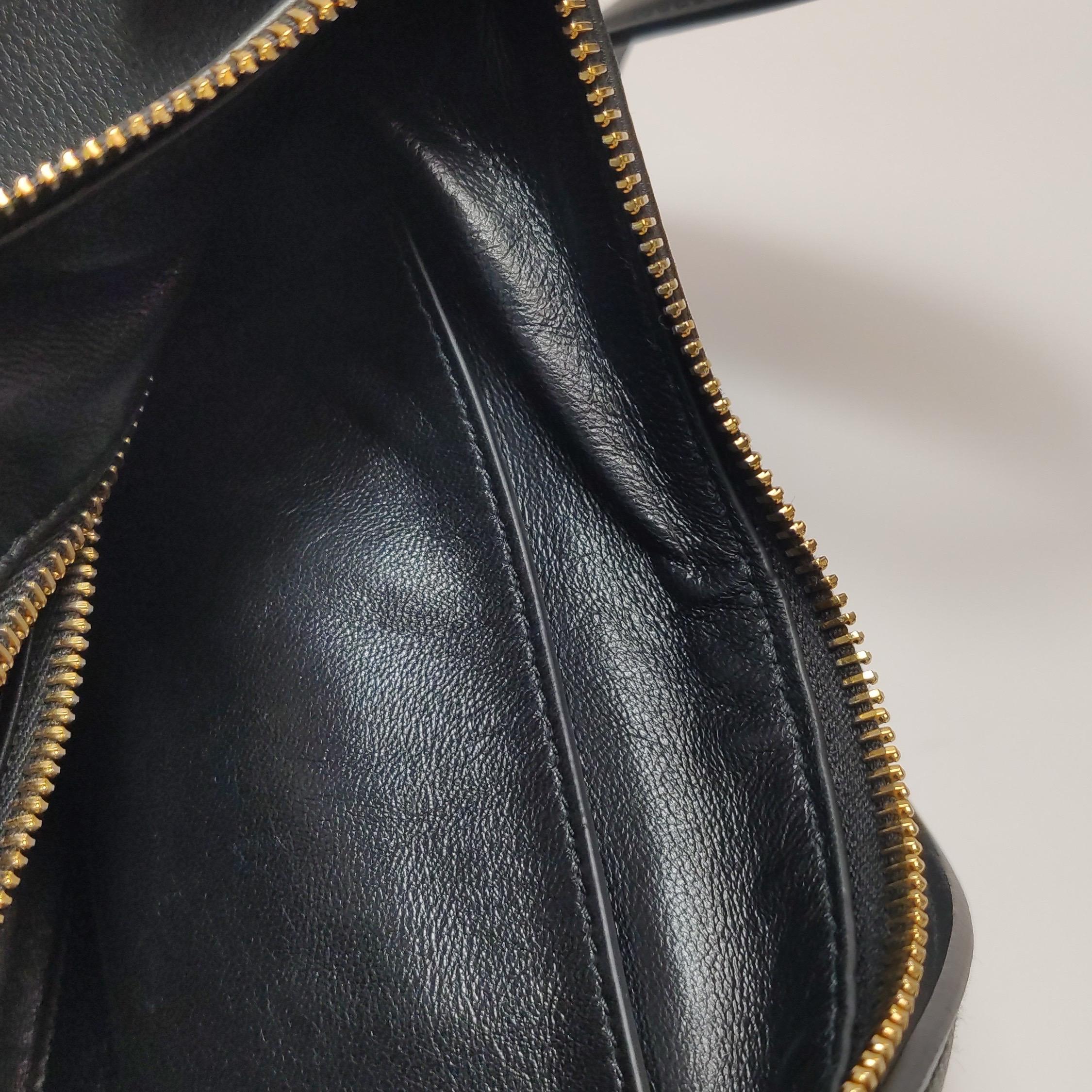 Prada Aimée Borsa a tracolla media in pelle di vitello nera in vendita 4