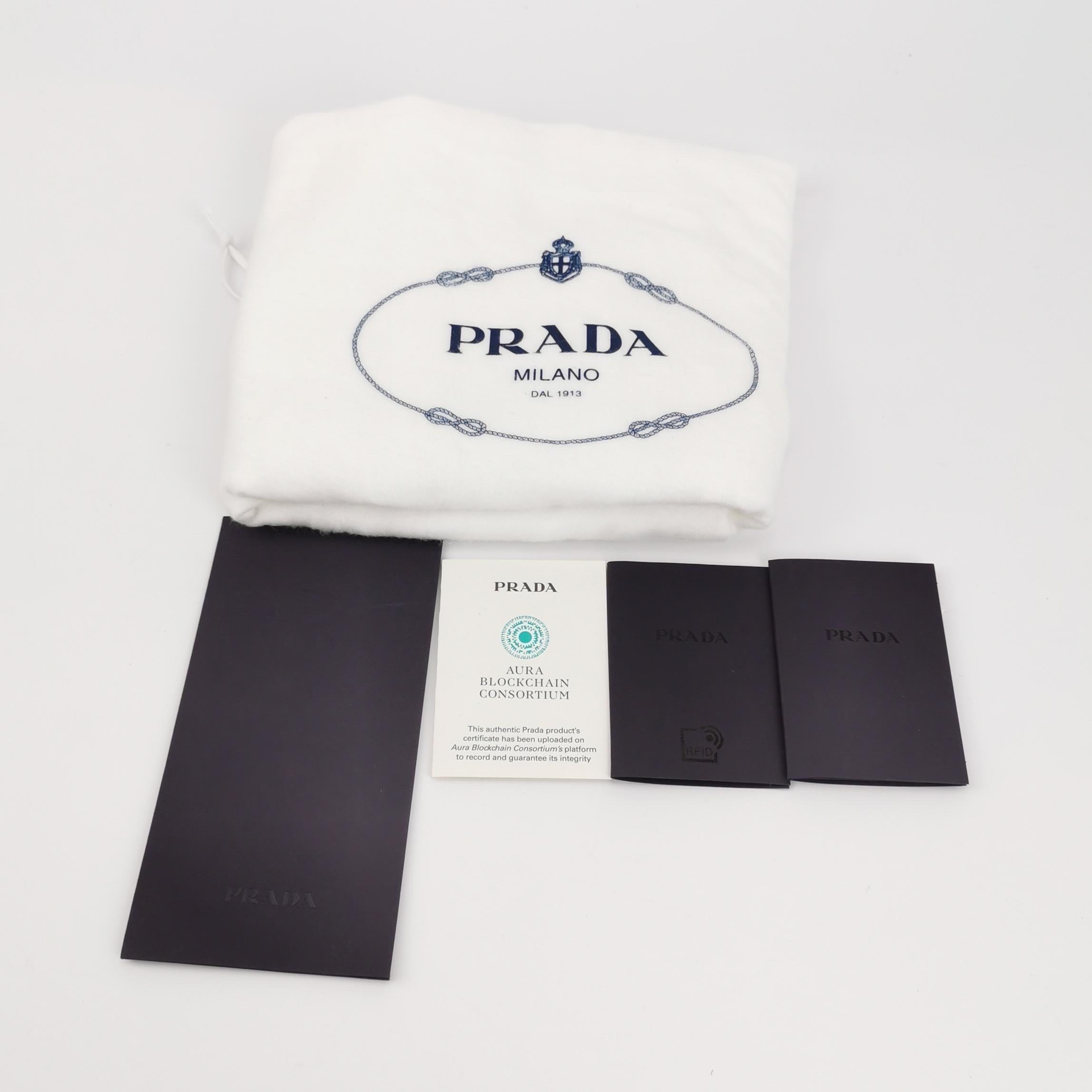 Prada Aimée, borsa a tracolla media in pelle di vitello marrone, marrone. in vendita 5