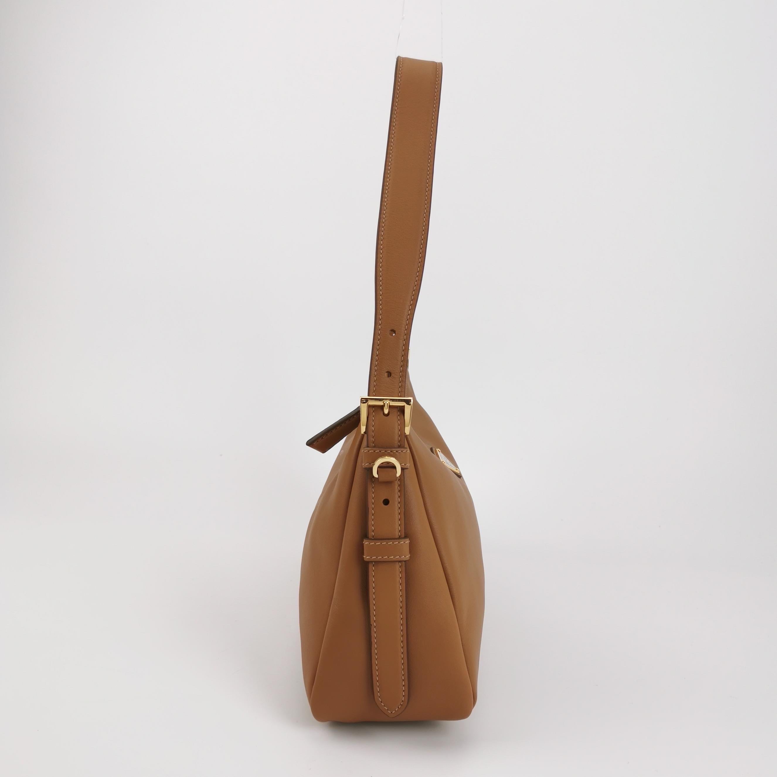 Marrone Prada Aimée, borsa a tracolla media in pelle di vitello marrone, marrone. in vendita