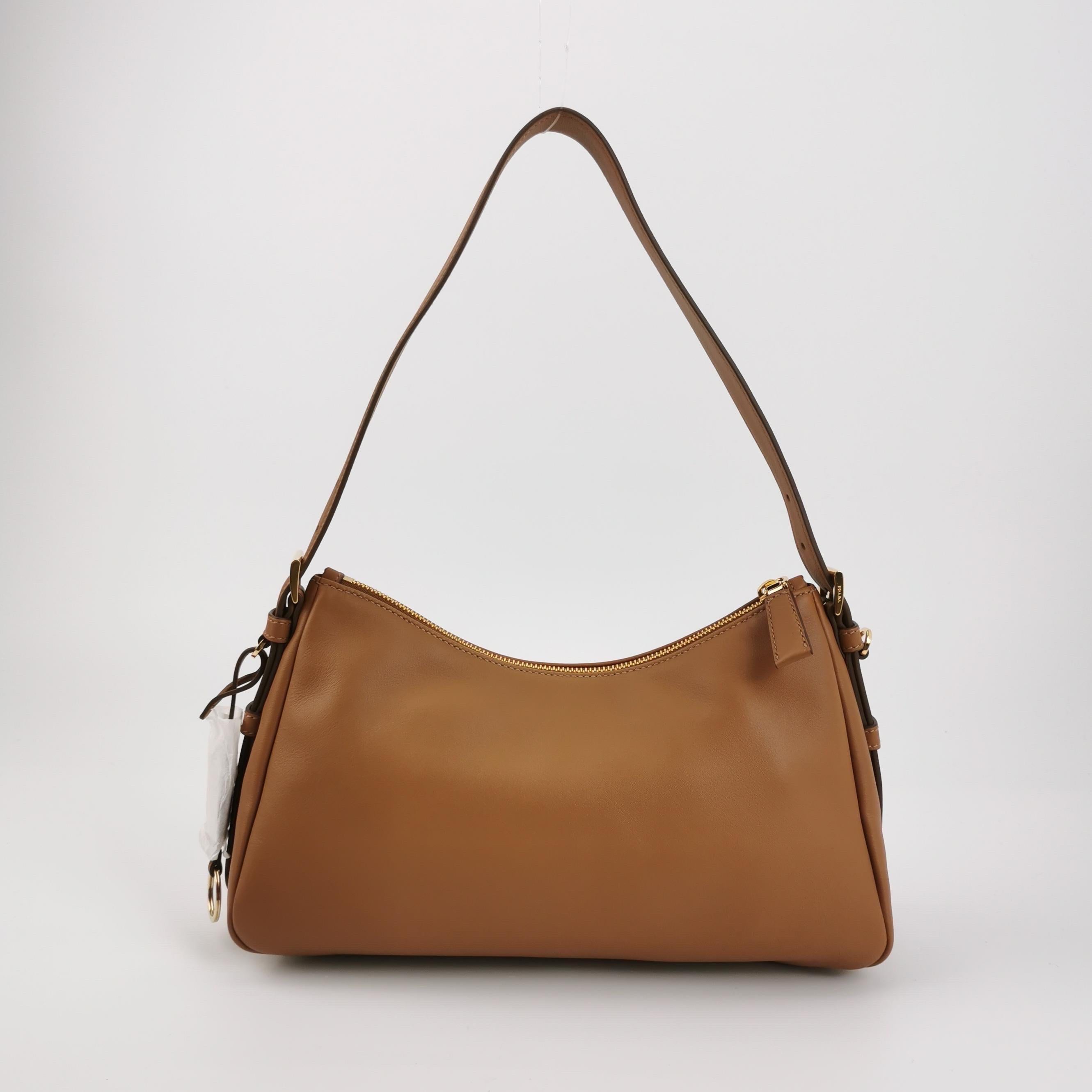 Prada Aimée, borsa a tracolla media in pelle di vitello marrone, marrone. in vendita 1