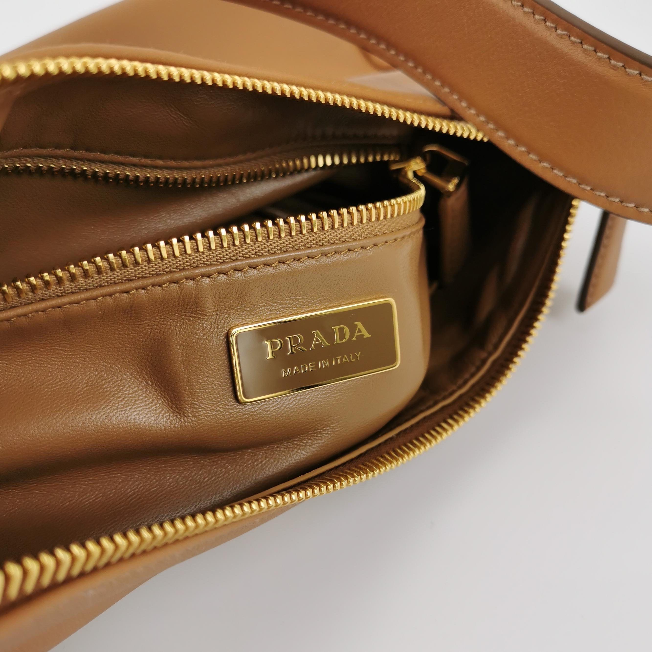 Prada Aimée, borsa a tracolla media in pelle di vitello marrone, marrone. in vendita 2