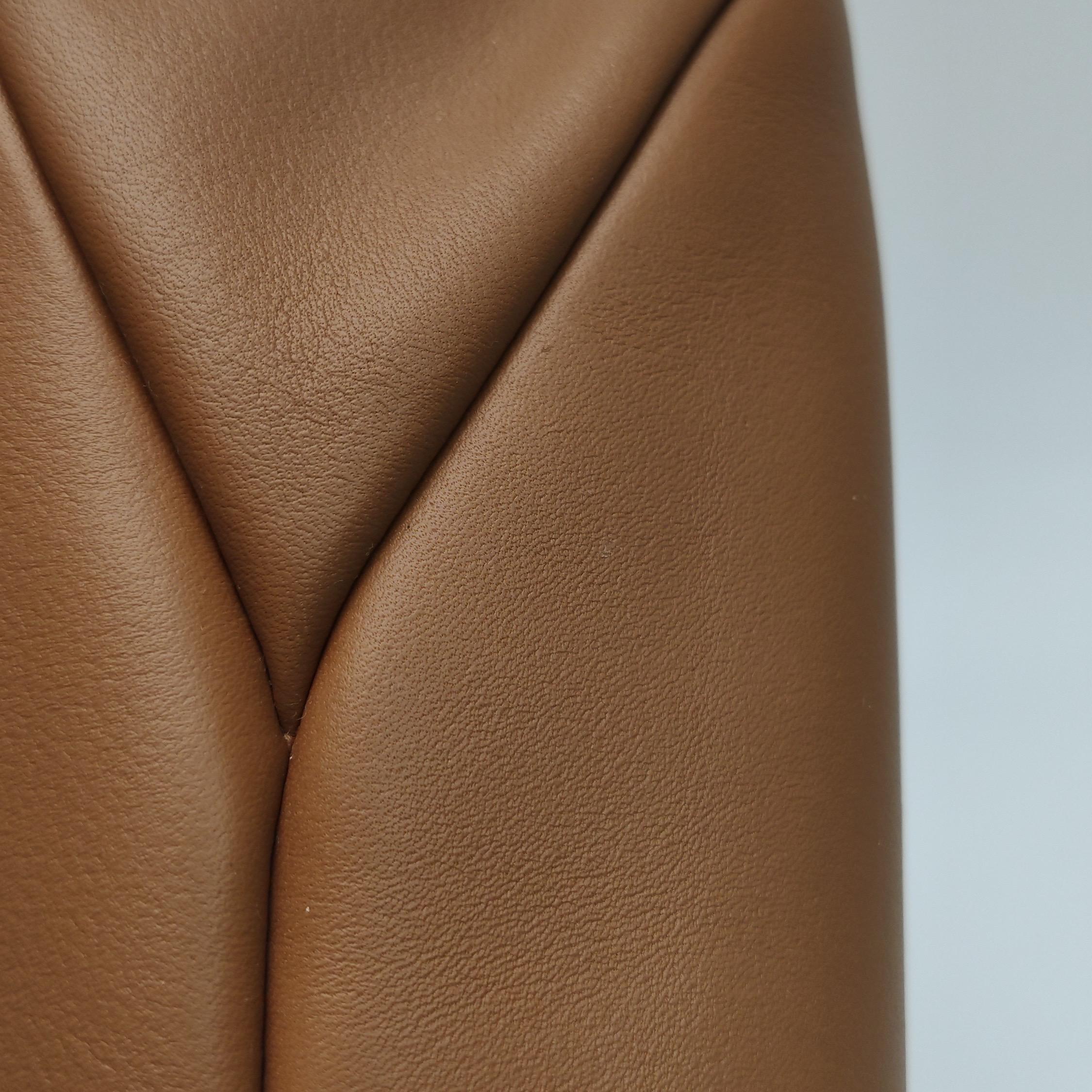 Prada Aimée, borsa a tracolla media in pelle di vitello marrone, marrone. in vendita 4