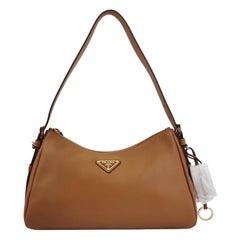 Prada Aimée, borsa a tracolla media in pelle di vitello marrone, marrone.