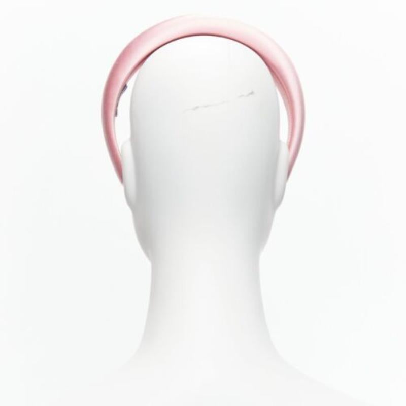 Donna PRADA Alice, fascia per capelli in raso rosa chiaro, imbottita e sovradimensionata, con padiglione in vendita