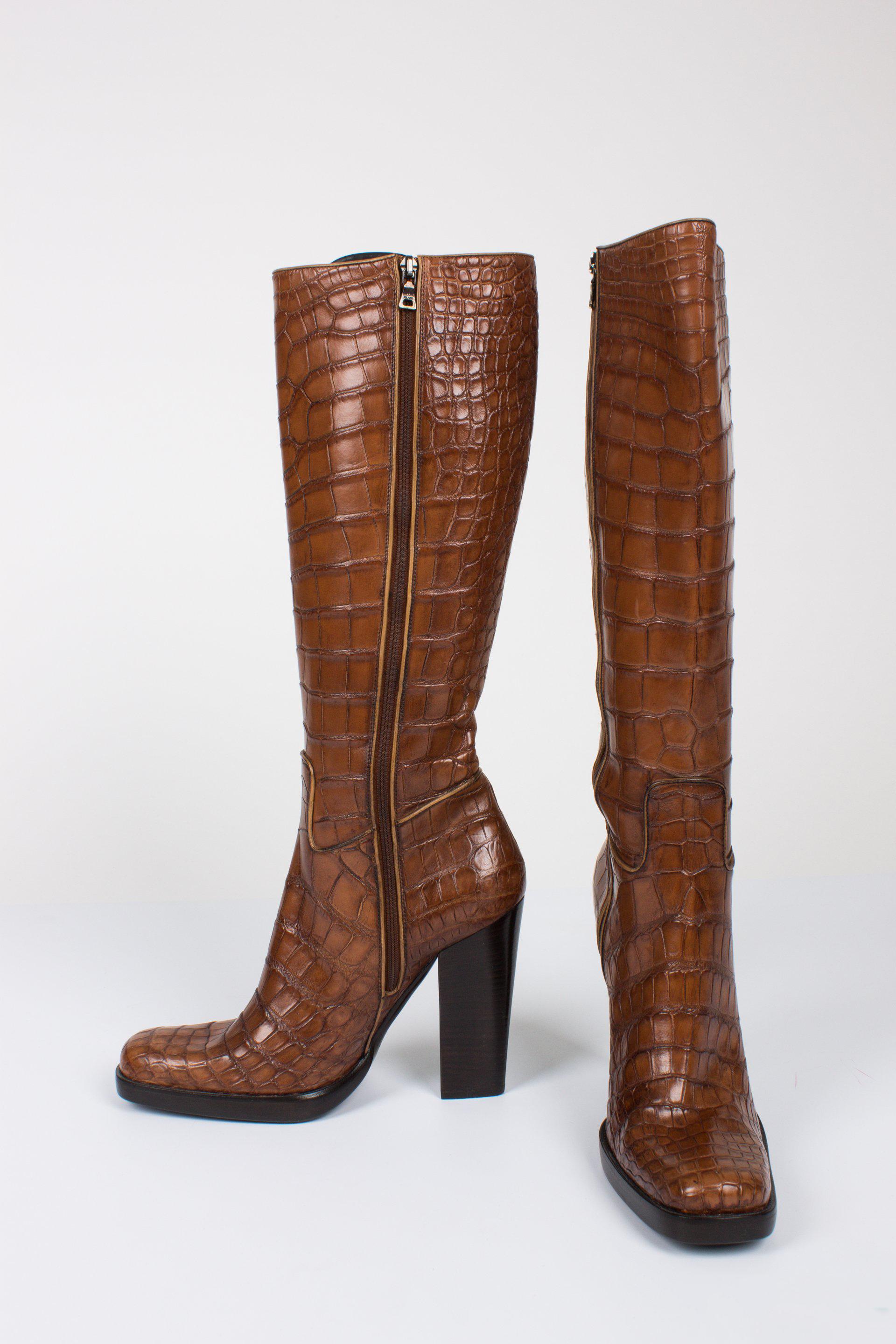 Light brown croco leather boots by Prada with a coarse heel.

These alligator booths have a zipper on the side, the heel measures 12,5 centimeters and the leather sole is 1,5 centimeters high. Fully lined with smooth light brown leather.

New