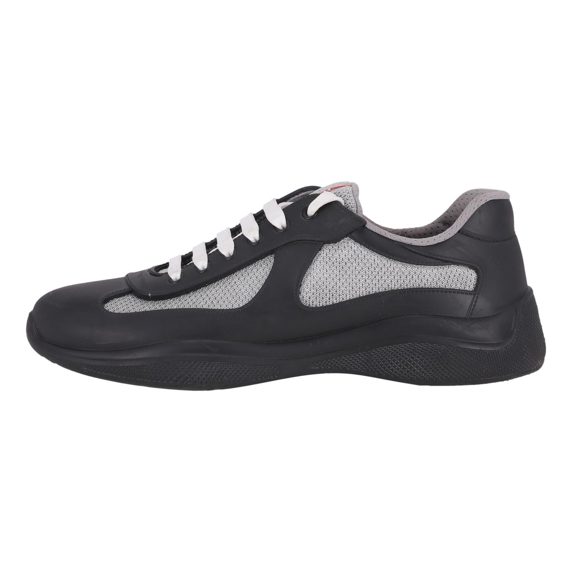 Prada America's Cup Turnschuhe aus Gummi und Mesh

Ursprünglich in den 90er Jahren für die Luna Rossa-Crew entworfen - eine Kombination aus schwarzem Weichgummi und atmungsaktivem hellgrauem Fahrradstoff.

Prada Linea Rossa mit rotem Latex-Logo in