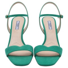 Sandalias de tacón con correa al tobillo de Prada en ante verde