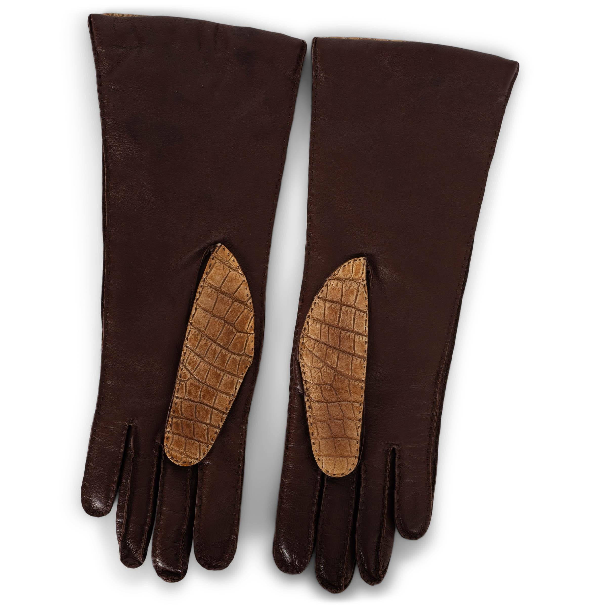 Ces gants 100 % authentiques de Prada en cuir de crocodile beige antique mat et paumes en cuir d'agneau marron foncé respirent le luxe intemporel. De longueur moyenne, ils sont doublés de cachemire (100 %) pour une chaleur et un confort inégalés. Un