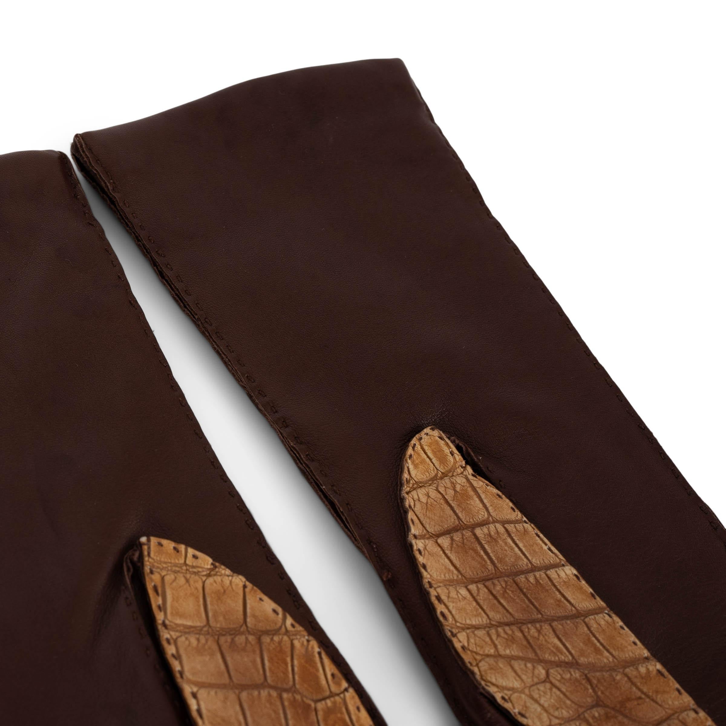 Marron PRADA gants en croc et cuir marron clair antique 7 en vente