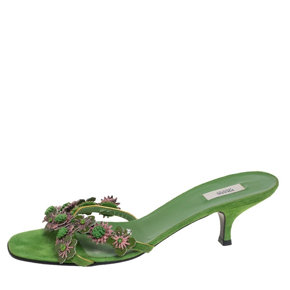 Crafted with apple-green patent leather and suede on the exterior, these slide sandals from Prada represent the brand's ingenuity and innovation skillfully. Their upper is beautified with floral applique details and matching leather insoles. Liven