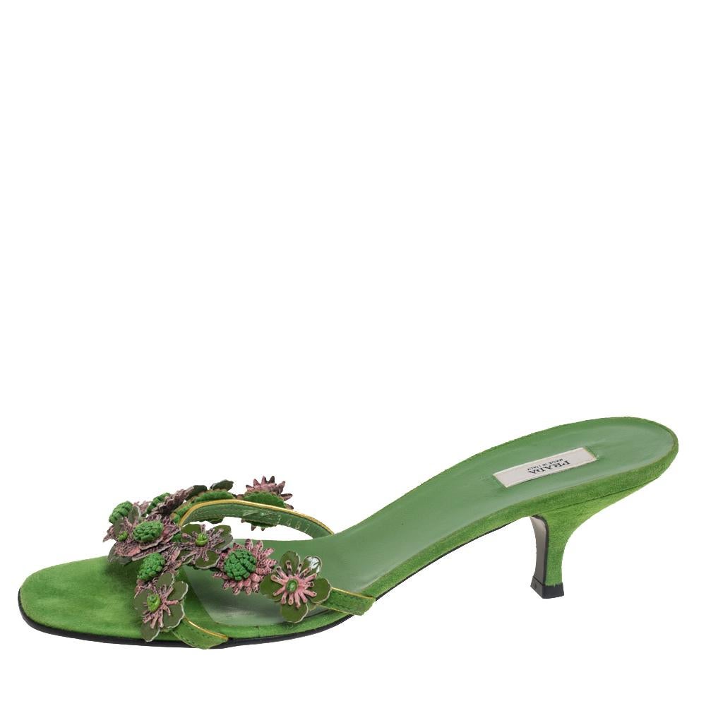 Diese Pantoletten von Prada sind aus apfelgrünem Lackleder und Wildleder gefertigt und repräsentieren gekonnt den Einfallsreichtum und die Innovation der Marke. Ihr Obermaterial ist mit Blumenapplikationen und passenden Ledereinlagen verschönert.