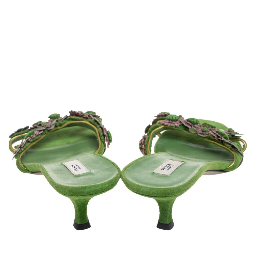 Prada Apfel Grün Wildleder und Lackleder Floral Applique Slide Sandalen 37.5 im Zustand „Gut“ in Dubai, Al Qouz 2