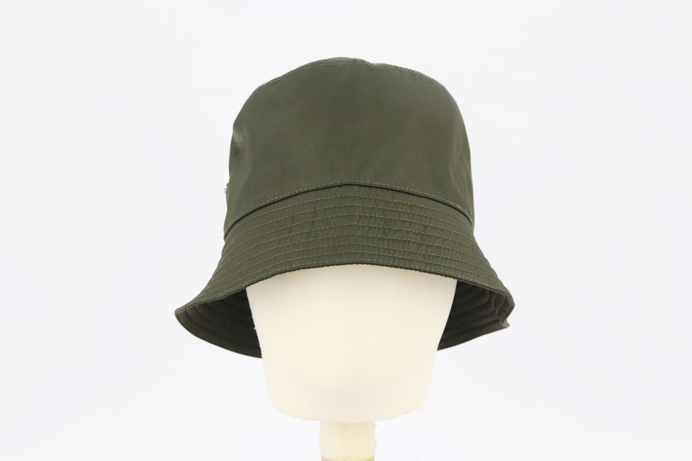 Cappello a secchiello in nylon con applicazioni di Prada. Greene & Greene. Si indossa con facilità. 100% nylon; fodera: 100% cotone. Non viene fornito con sacchetto di polvere o scatola. Dimensioni: Media (57 cm). Larghezza tesa: 2.1 in Ottime