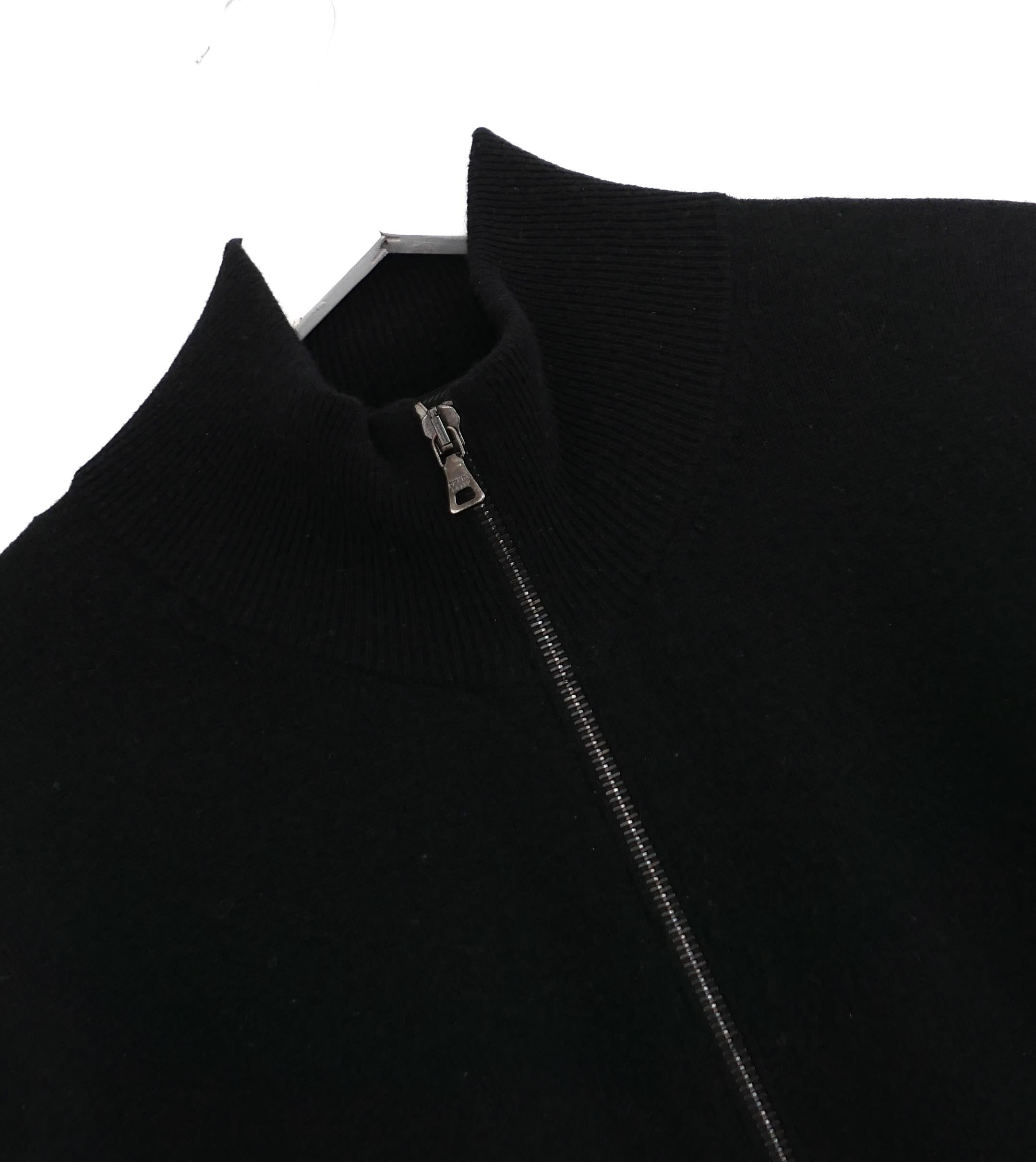 Magnifique pull en cachemire Prada d'archives. En excellent état mais il manque le Label de composition - le prix en tient compte. Confectionné en cachemire noir ultra-doux de poids moyen, il est doté d'un col entonnoir profond et d'une fermeture à
