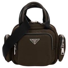 Prada - Sac cargo en nylon vert armée et cuir d'agneau noir