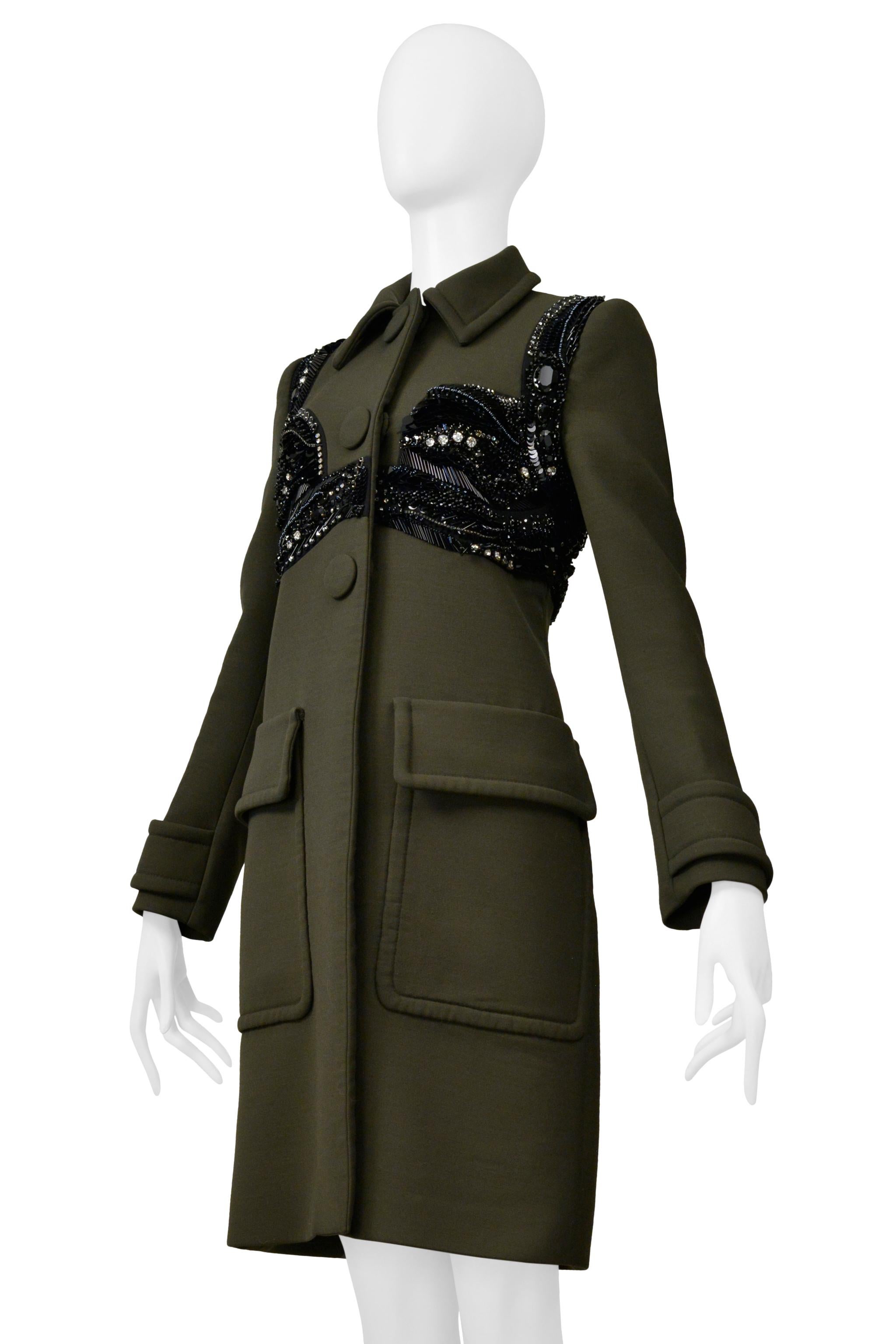 Prada Abrigo sastre verde militar con detalle de abalorios negros de fantasía 2014 en Excelente estado para la venta en Los Angeles, CA