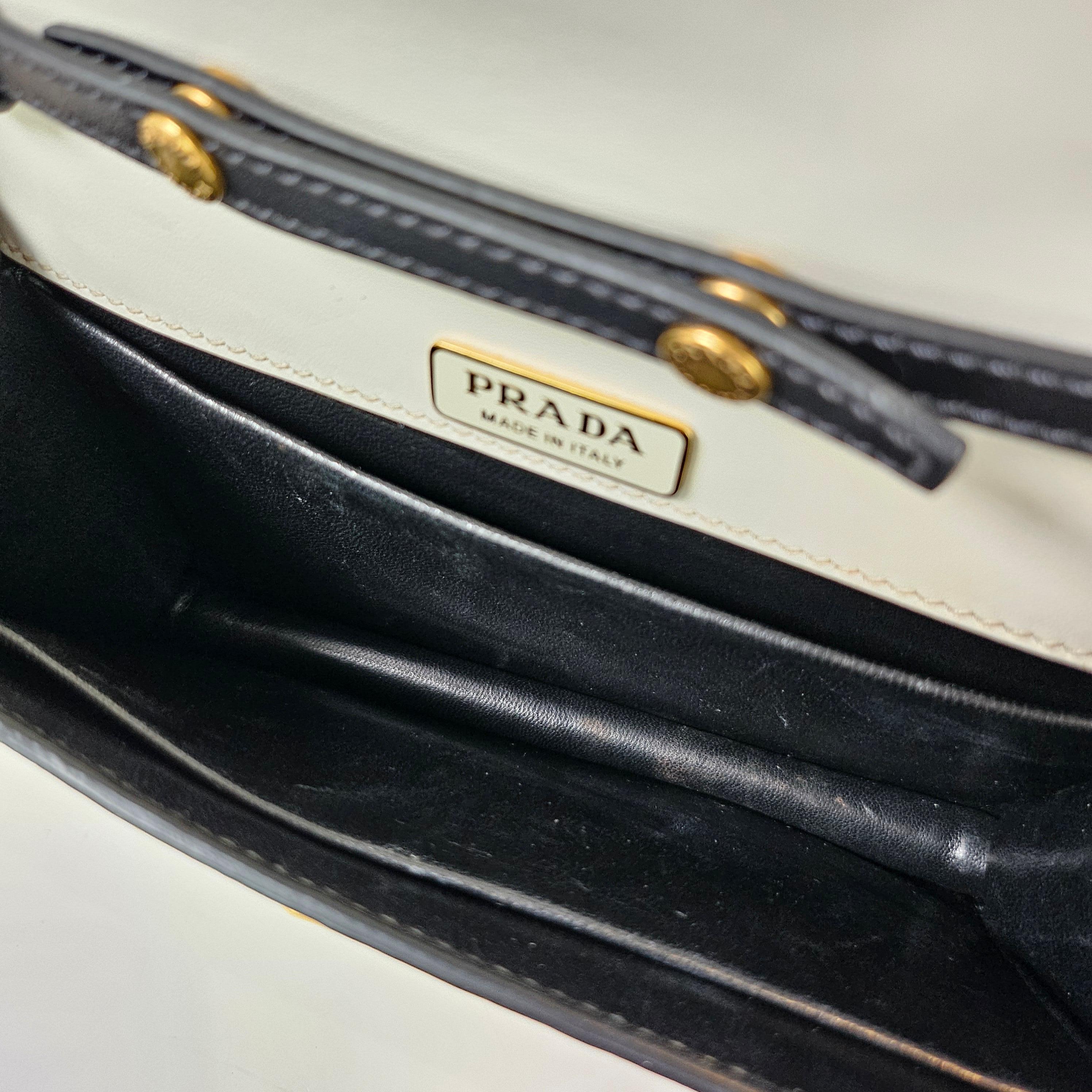 Condition: This authentic Prada bag is in great pre-loved condition. There are scratches/tarnishing to hardware and scratches in the interior. Faint wear to glazing on side opening and minor discoloration under flap.

Est. Retail: $3000

Includes: