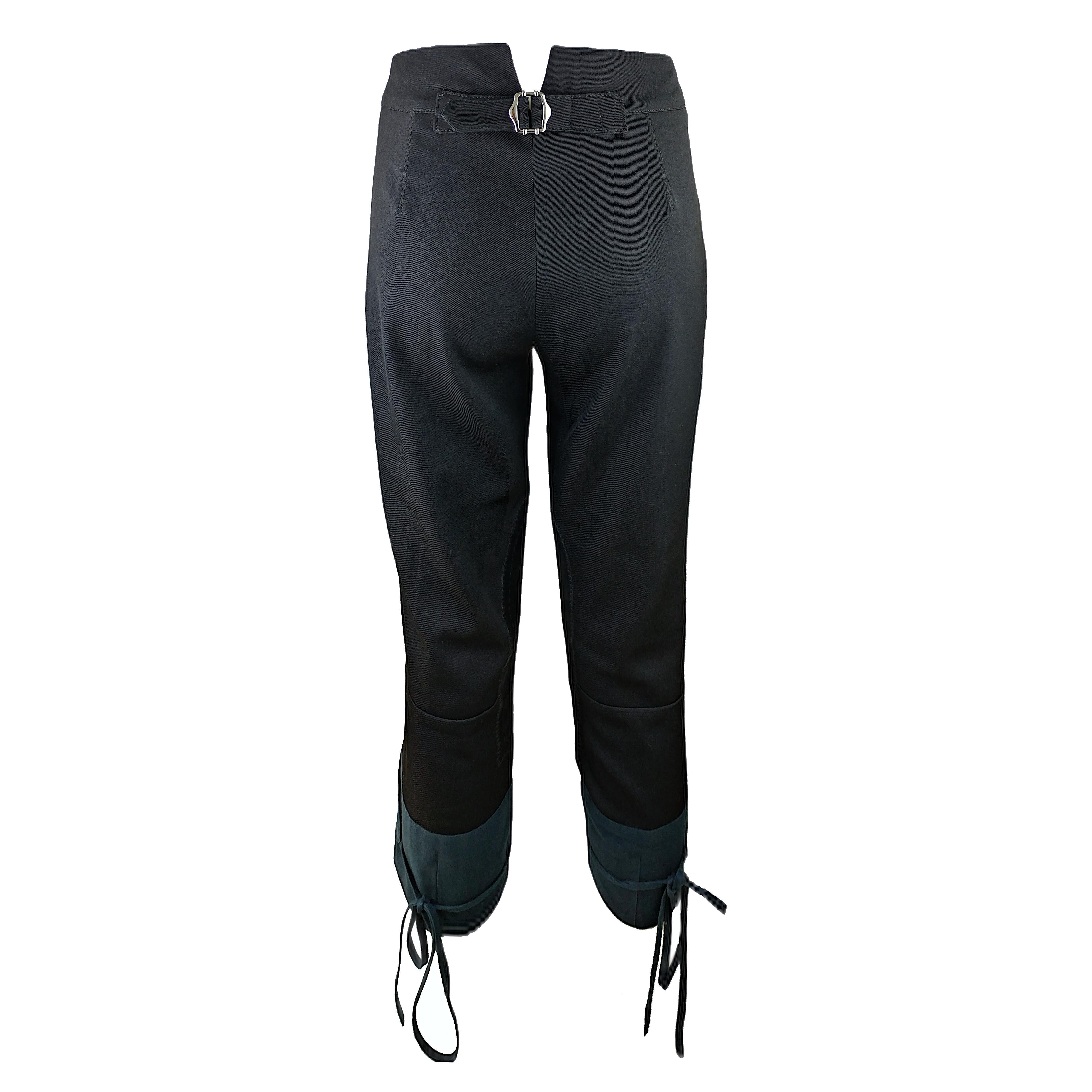 Sportive yet elegant, linear yet sophisticated, these riding pants have more than one reason to please the collector. They feature a hook and zip closure, two small front pockets, a rear buckle and leather applications on the inseam. The bottom hem