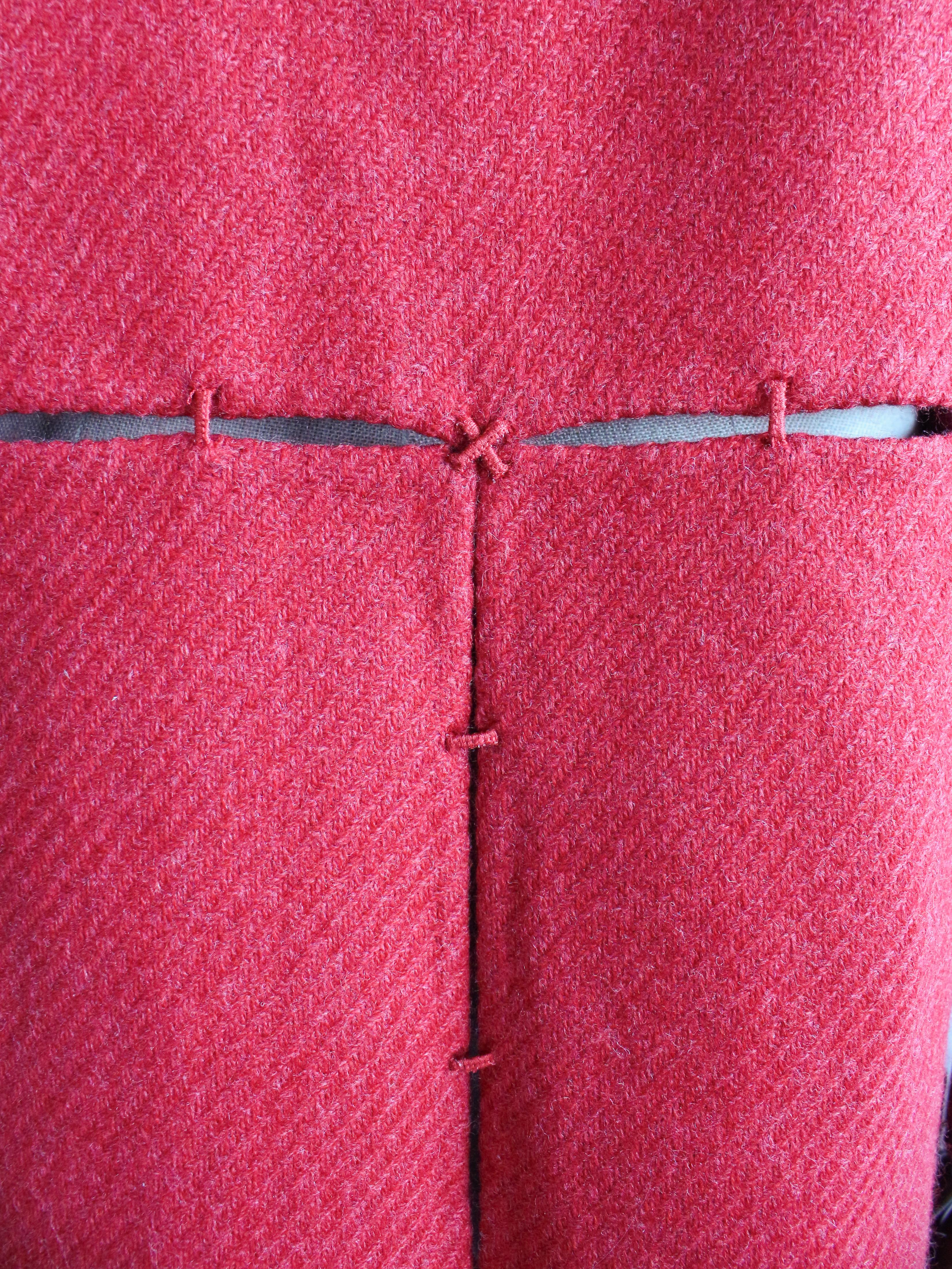 Prada Automne/Hiver 1998 Campagne de défilé Manteau en laine rouge à piqûres ouvertes en vente 8