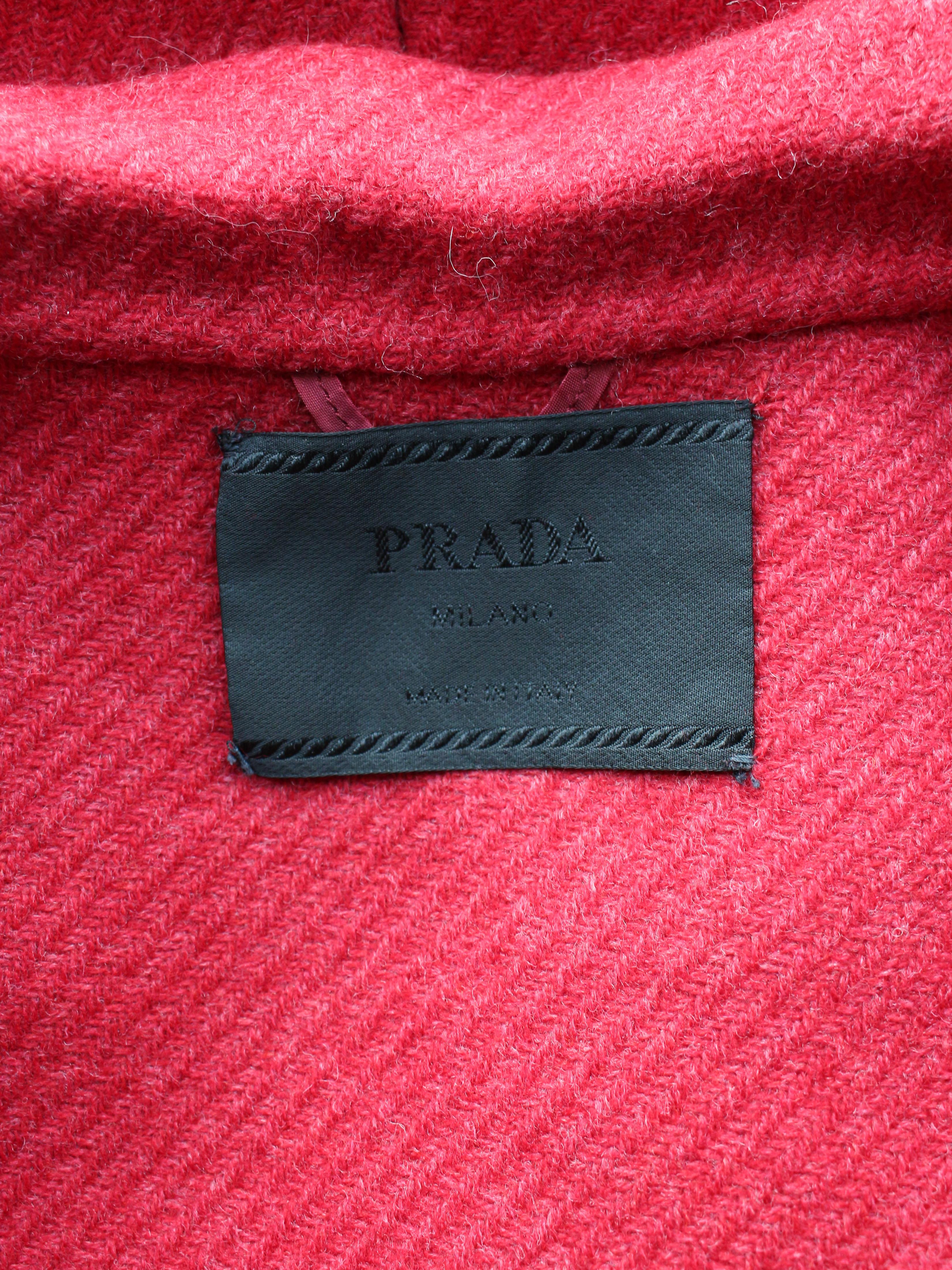 Prada Automne/Hiver 1998 Campagne de défilé Manteau en laine rouge à piqûres ouvertes en vente 11