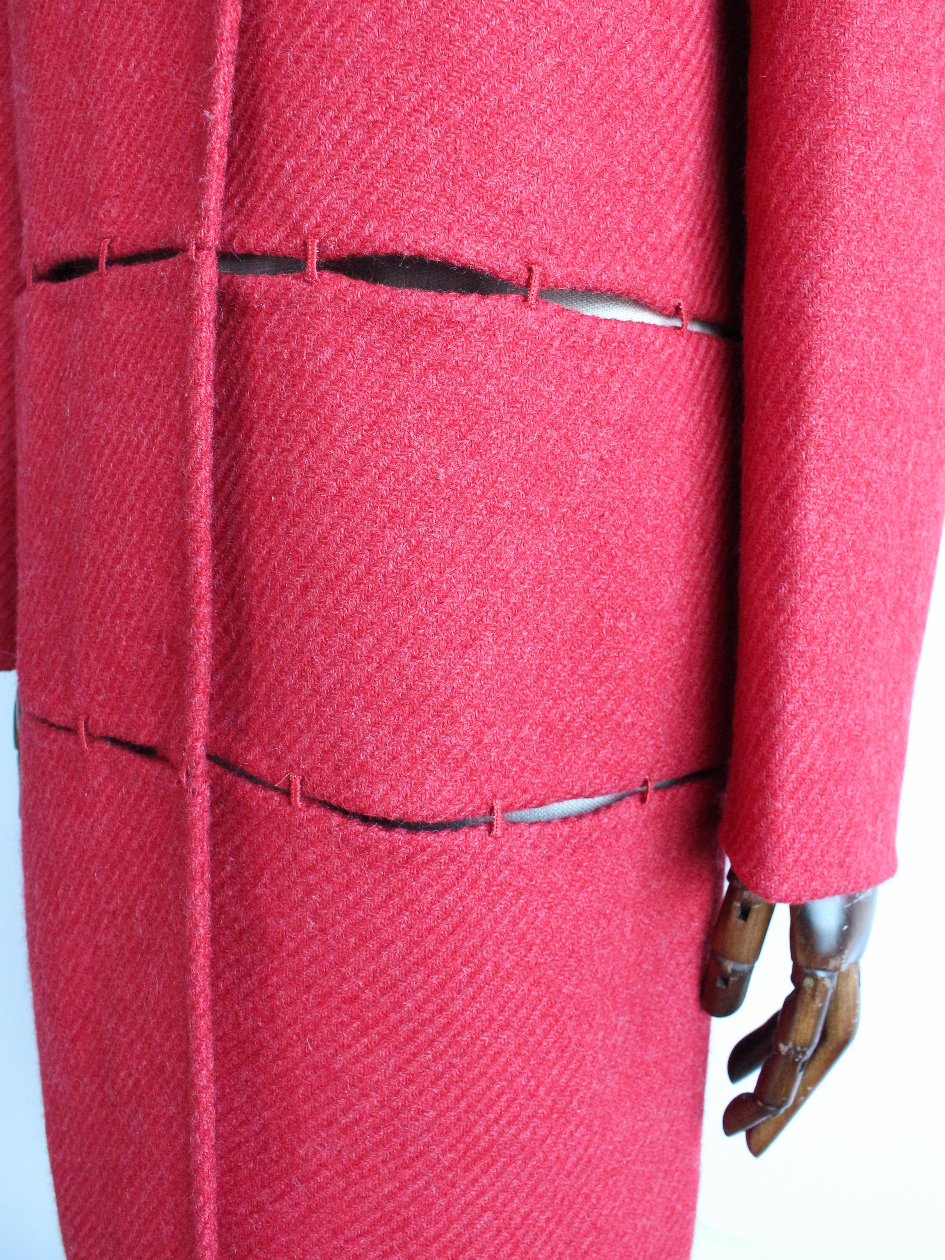 Prada Automne/Hiver 1998 Campagne de défilé Manteau en laine rouge à piqûres ouvertes en vente 12